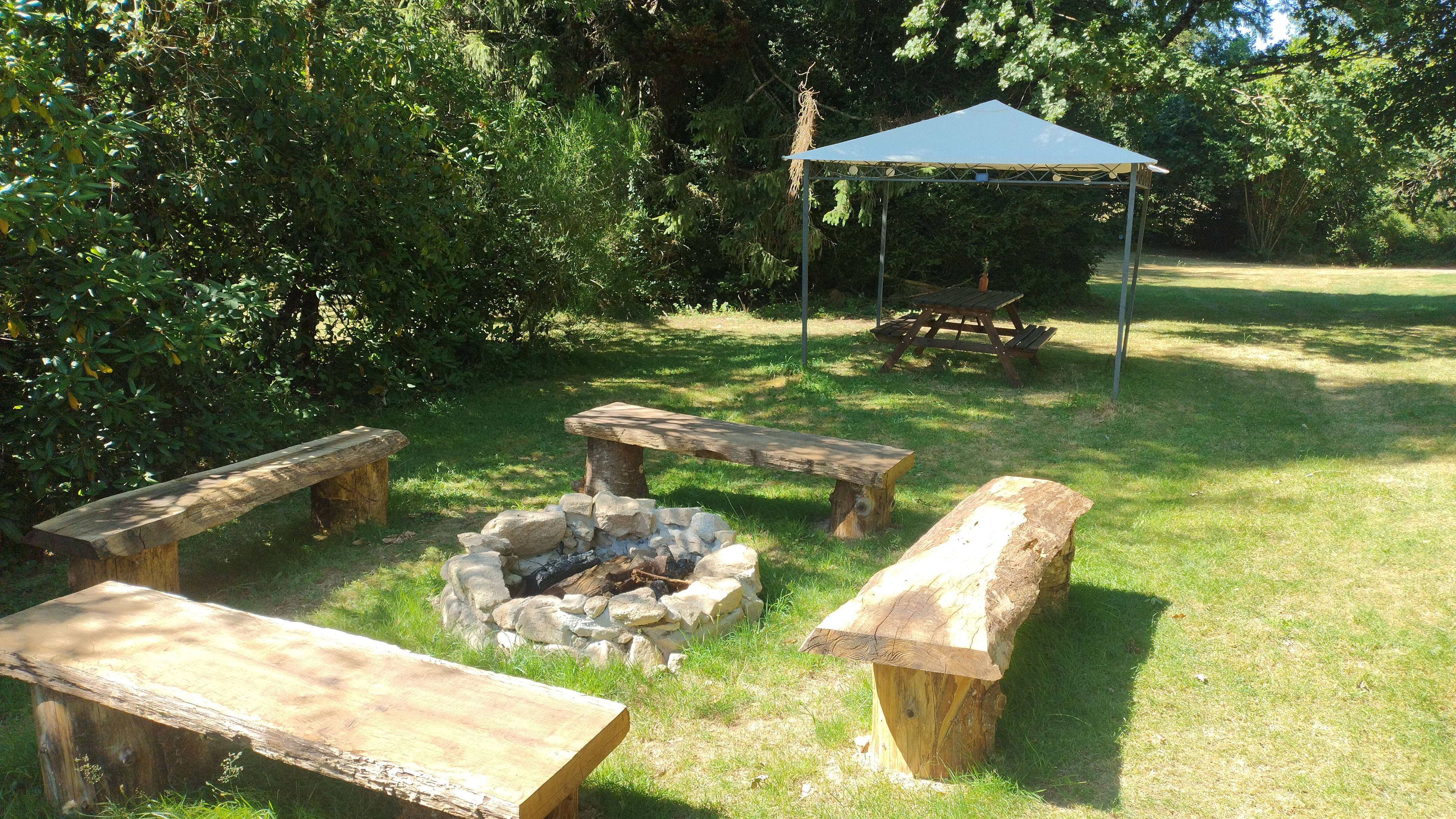 Reisemobilstellplatz - Duschen - Frankreich - Les Quatre Saisons Soubrebost - Feuerstelle - Les Quatre Saisons Soubrebost