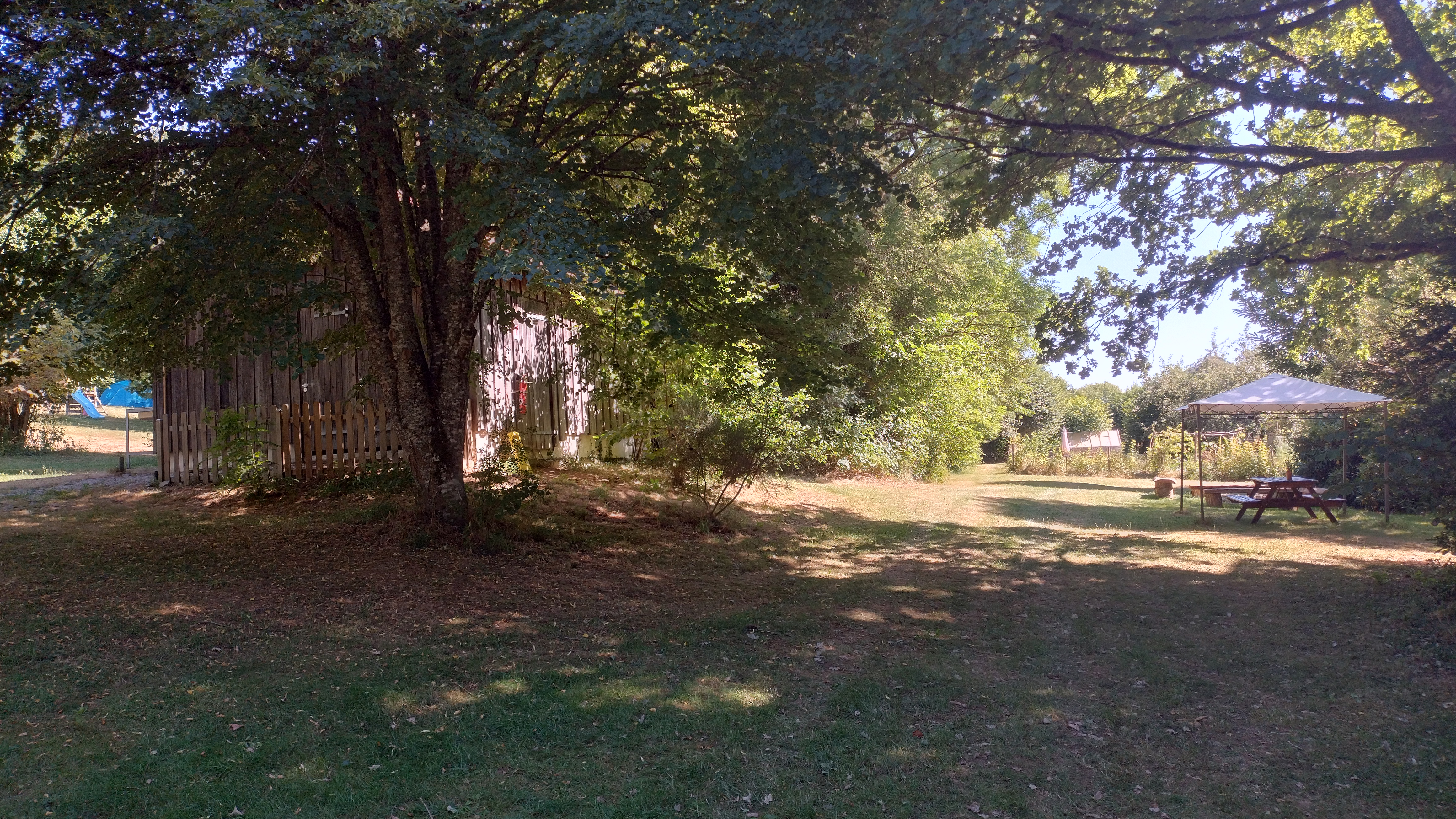 Reisemobilstellplatz - Duschen - Frankreich - Les Quatre Saisons Soubrebost - Sitzecke - Les Quatre Saisons Soubrebost