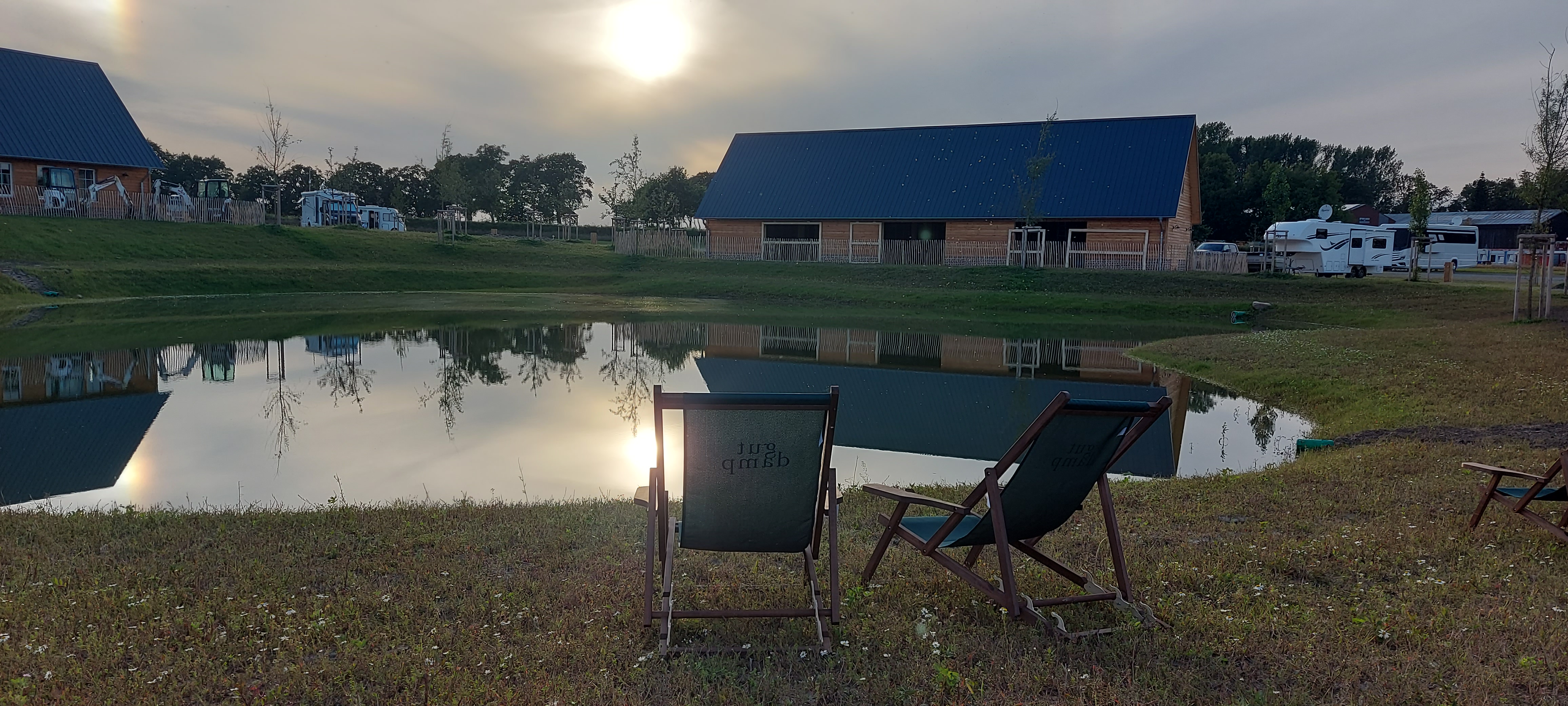 Wohnmobilstellplatz: abends am Teich - Gut Damp Dorotheenpark