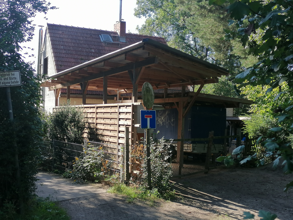 RV park - Berlin - Carport ca. 3x3x6,5 Meter - Kurparkgarten Carport