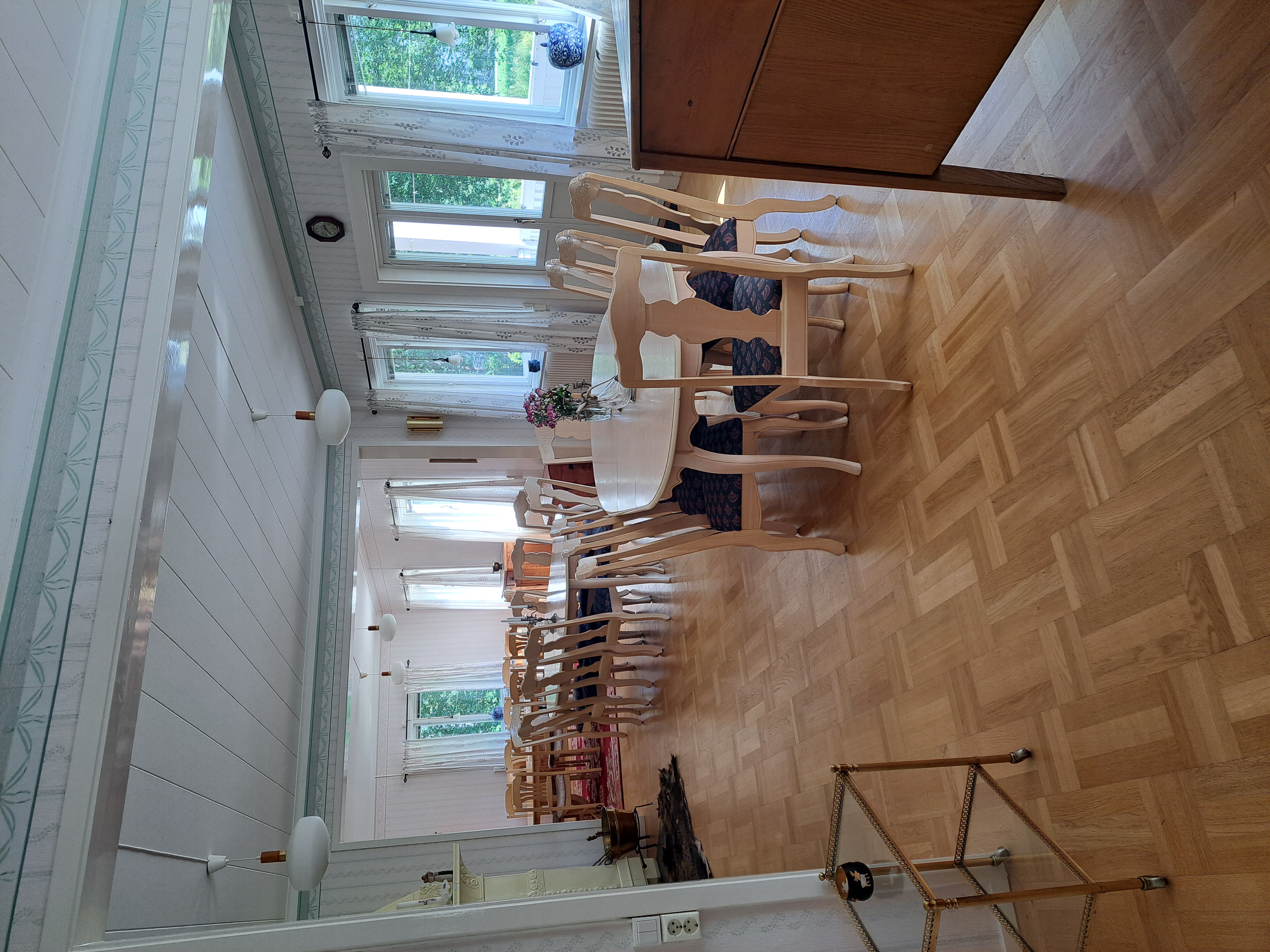 Wohnmobilstellplatz: Saal bei Regenwetter nutzbar - Parken im Pastorengarten