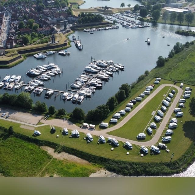 Reisemobilstellplatz: Camperplaats aan de Jachthaven - Wohnmobilstellplatz Heusden