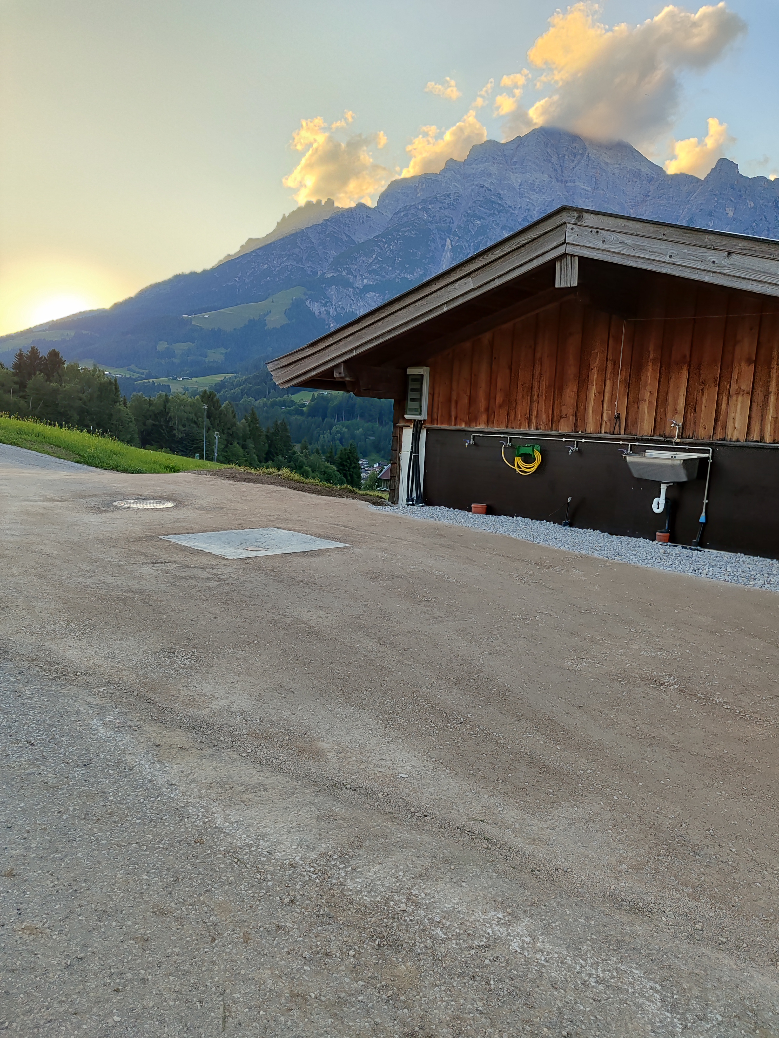 Wohnmobilstellplatz: Einfahrt zum Stellplatz mit der Entsorgungsstation - Stellplatz Bichlhof Leogang