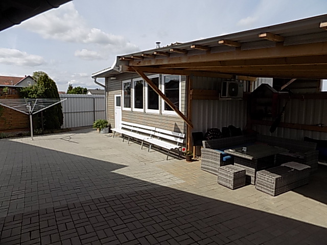 Reisemobilstellplatz - Bad Berka - Seminarraum und Sitz-/Grill-Ecke - ALPAKACAMPING-Erlebnisse + "Natur- Komfort- Wohnmobil-Stellplätze"  