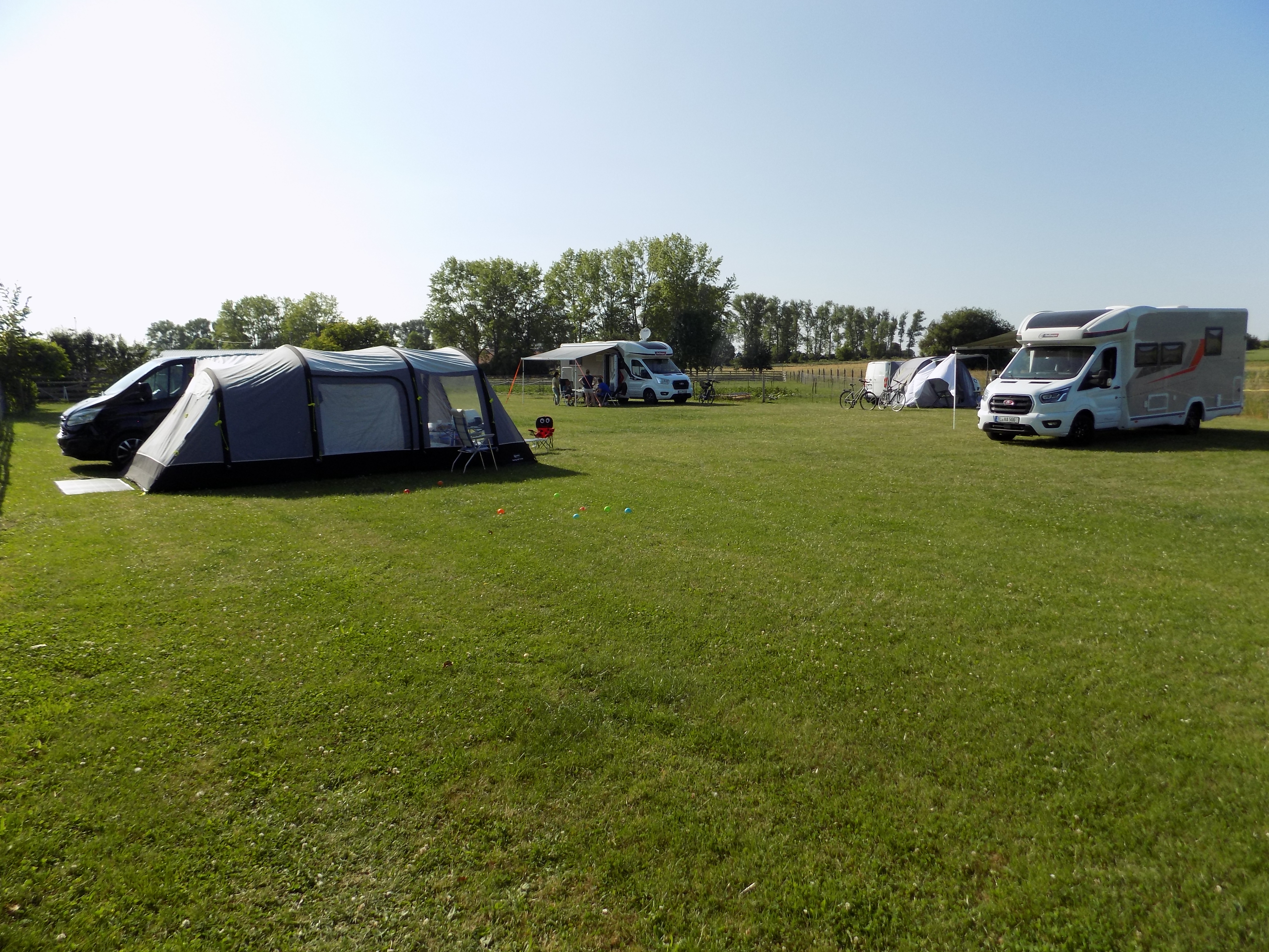 Wohnmobilstellplatz: Stell-Plätze auf der Hunde- und Alpaka- Ausbildungs-Wiese3 - ALPAKACAMPING-Erlebnisse + "Natur- Komfort- Wohnmobil-Stellplätze"  