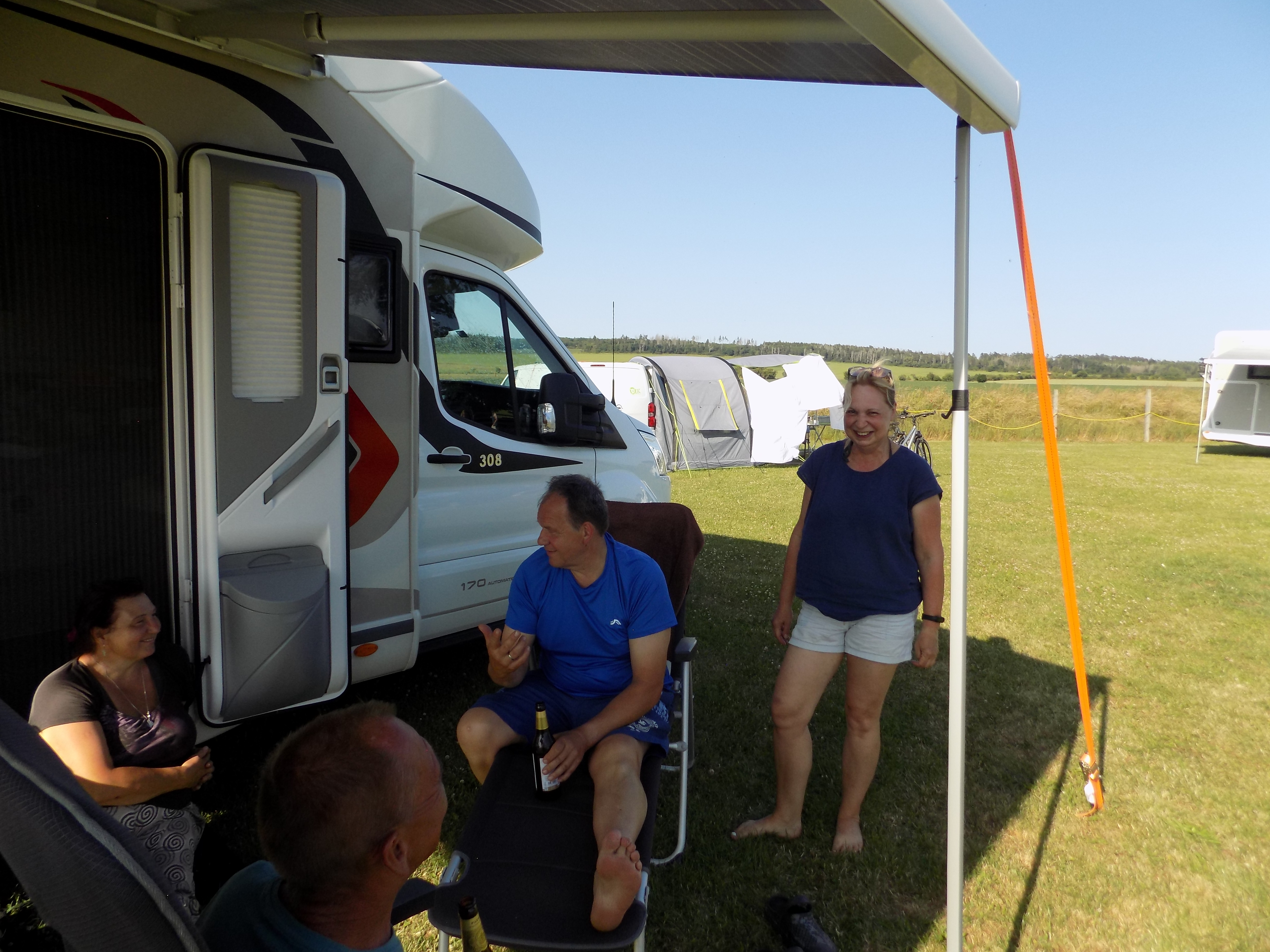 Wohnmobilstellplatz: Seminar-Teilnehmer in der Freizeit - ALPAKACAMPING-Erlebnisse + "Natur- Komfort- Wohnmobil-Stellplätze"  