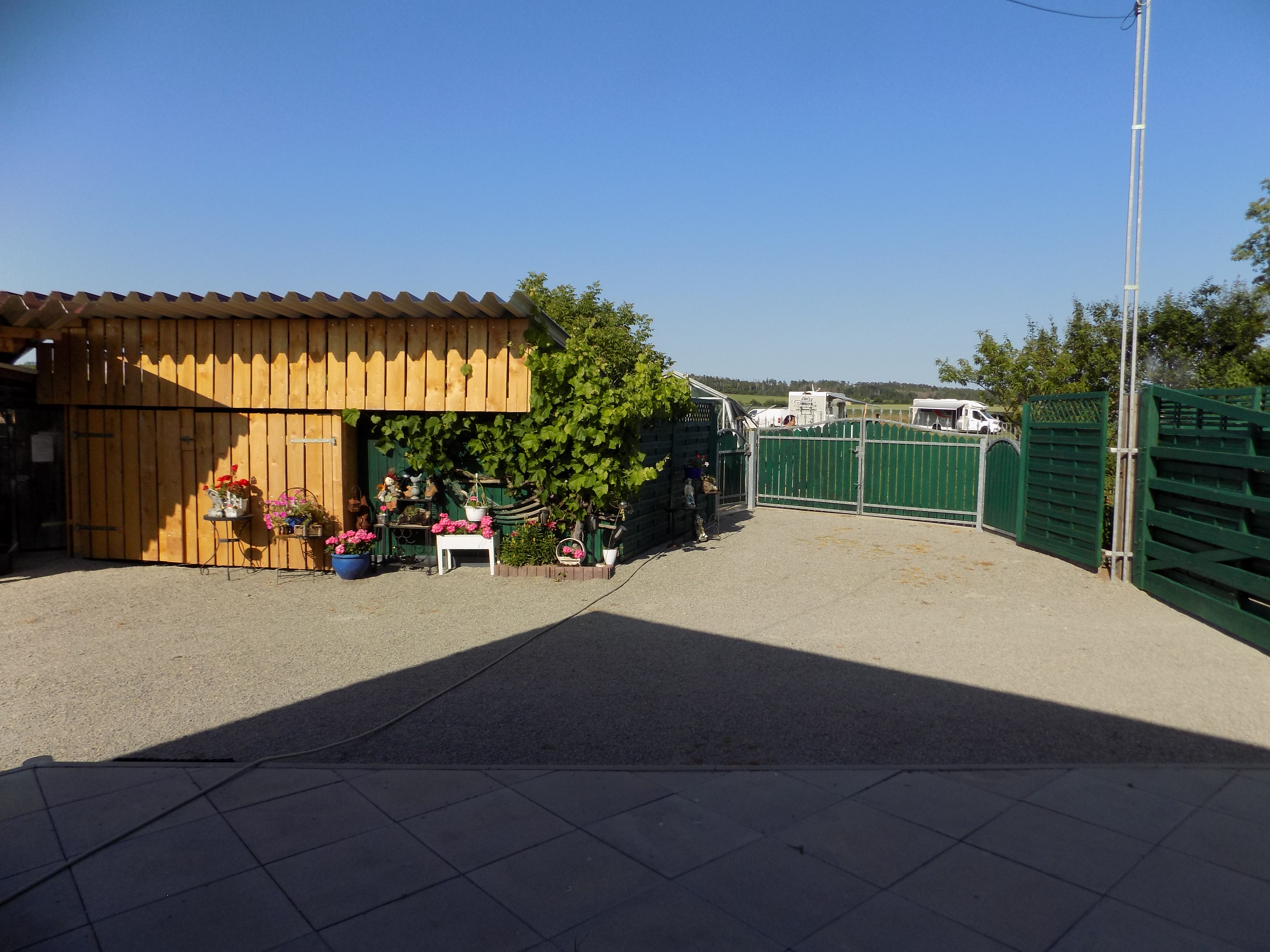 Wohnmobilstellplatz: Eingang zum ALPAKACAMPINGPLATZ*** - ALPAKACAMPING-PLATZ**** Natur- Komfort- Camping & Alpaka Erlebnisse