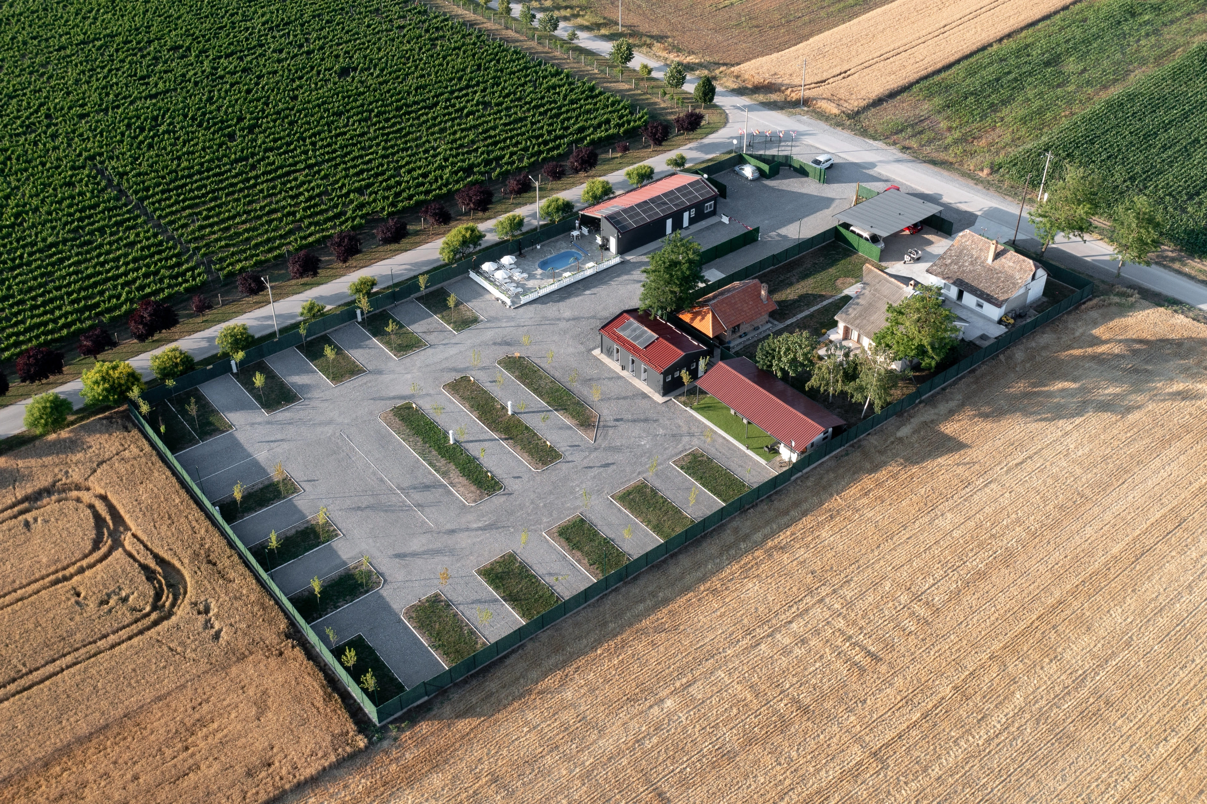 Wohnmobilstellplatz: Spacious camping area in Palić with modern facilities, pool and green surroundings – ideal for caravans and motorhomes. - Camping Palić