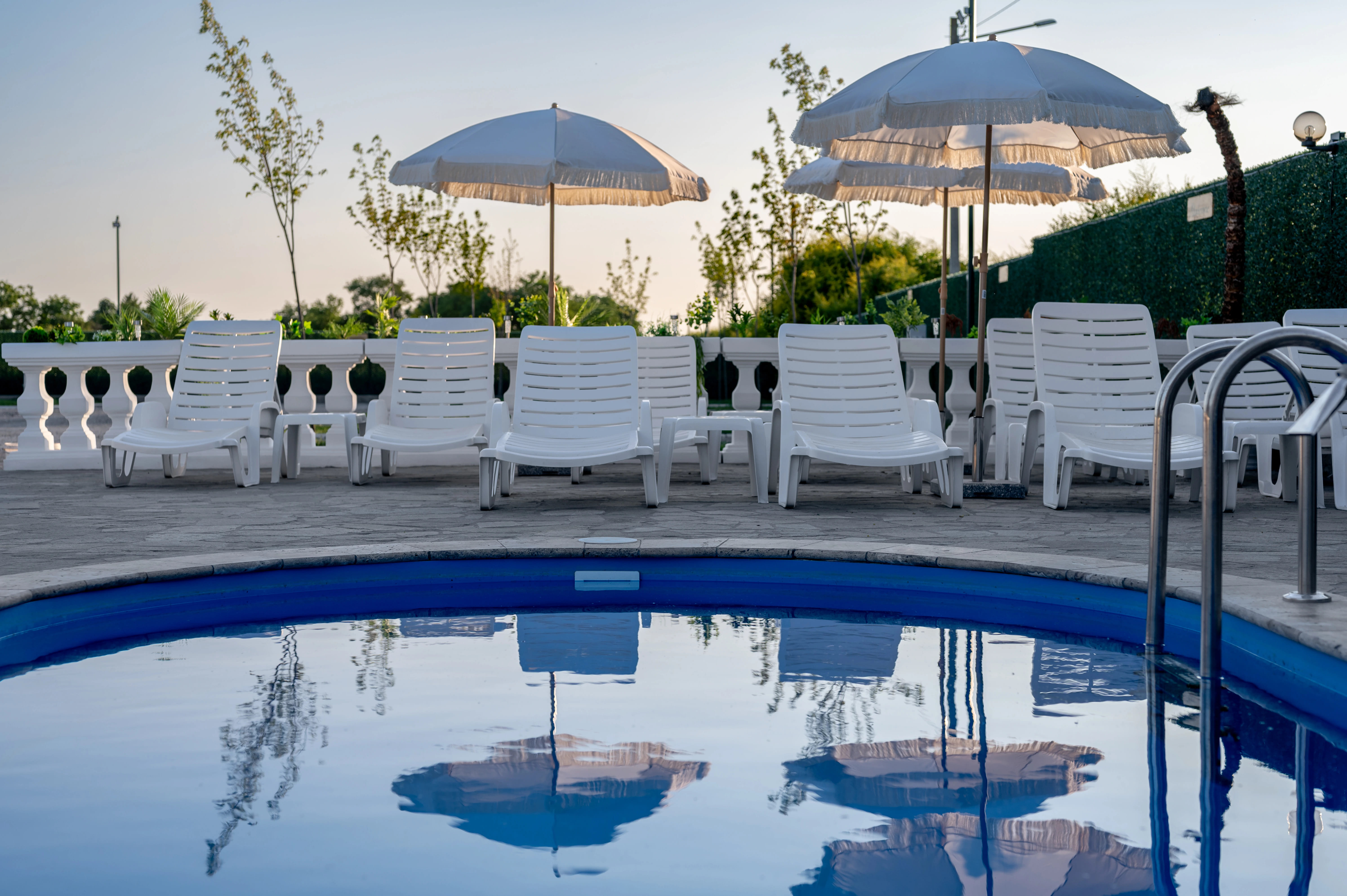Wohnmobilstellplatz: Pool terrace with sun loungers and parasols at Camping Palić. - Camping Palić