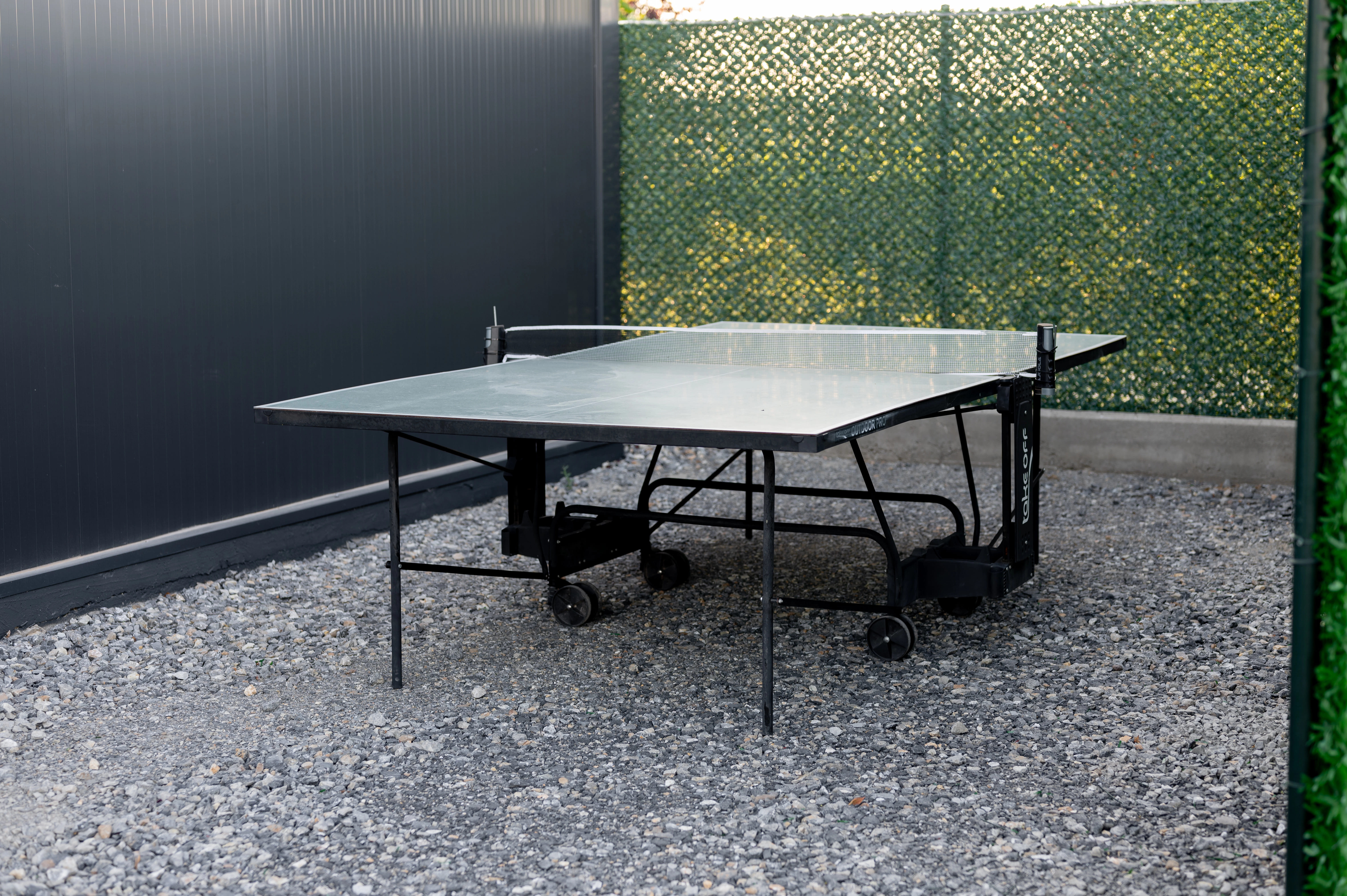 Wohnmobilstellplatz: Outdoor table-tennis corner at Camping Palić - fun on-site activity for all ages. - Camping Palić