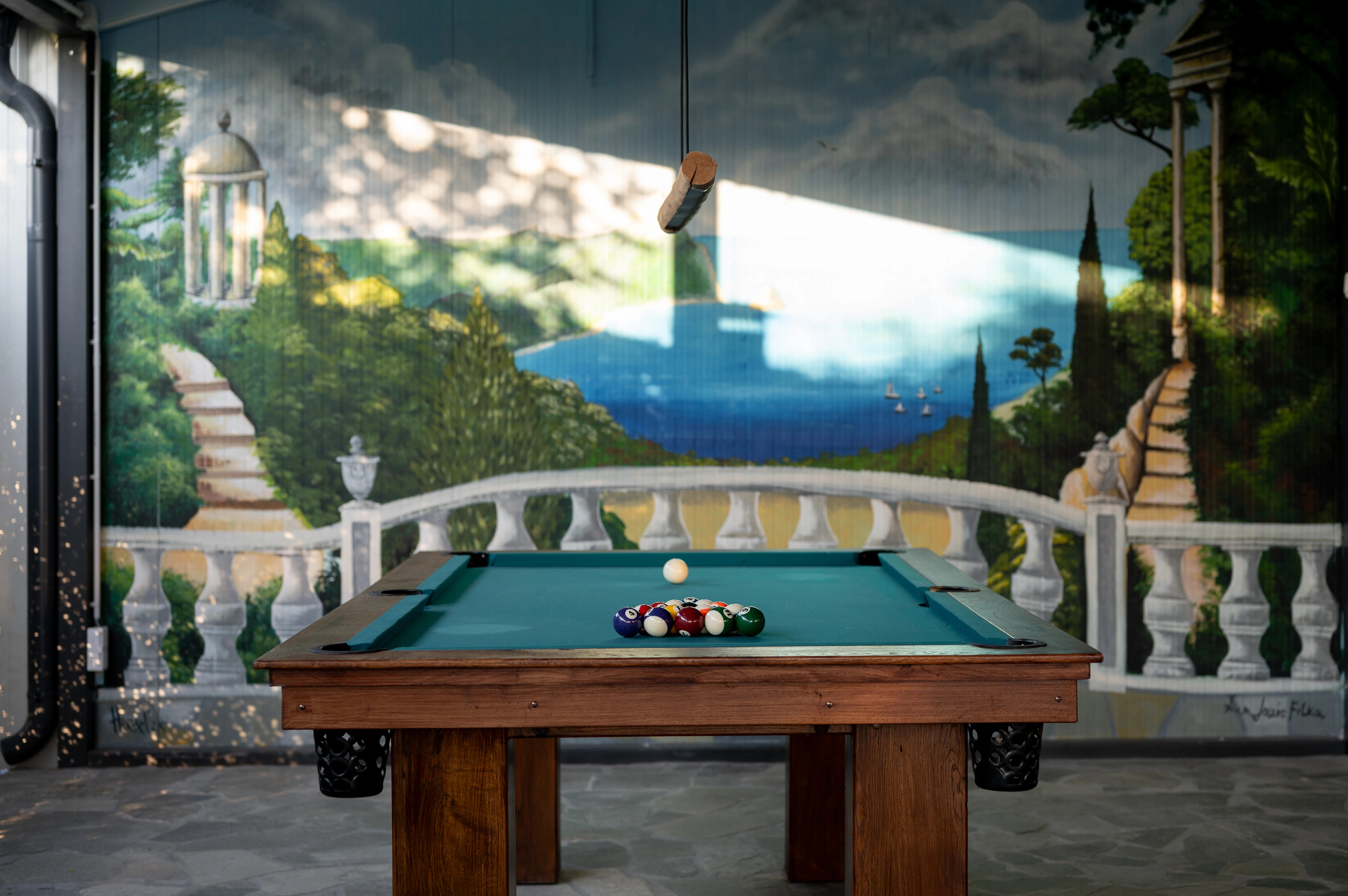 Wohnmobilstellplatz: Indoor lounge with full-size billiards table and scenic mural - evening entertainment at Camping Palić. - Camping Palić