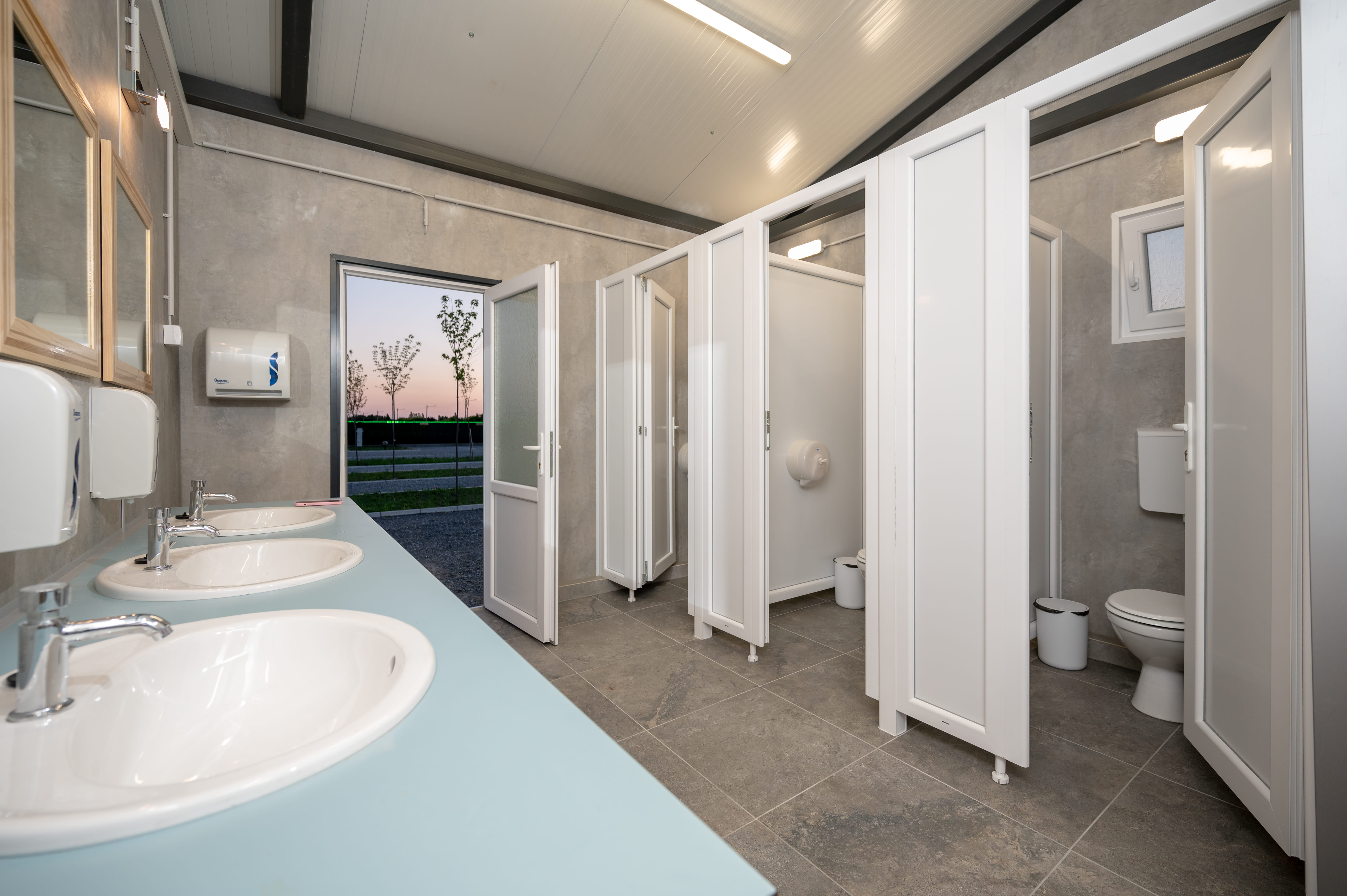 Wohnmobilstellplatz: Spotless sanitary block at Camping Palić: private WC cabins, sinks and hot water. - Camping Palić
