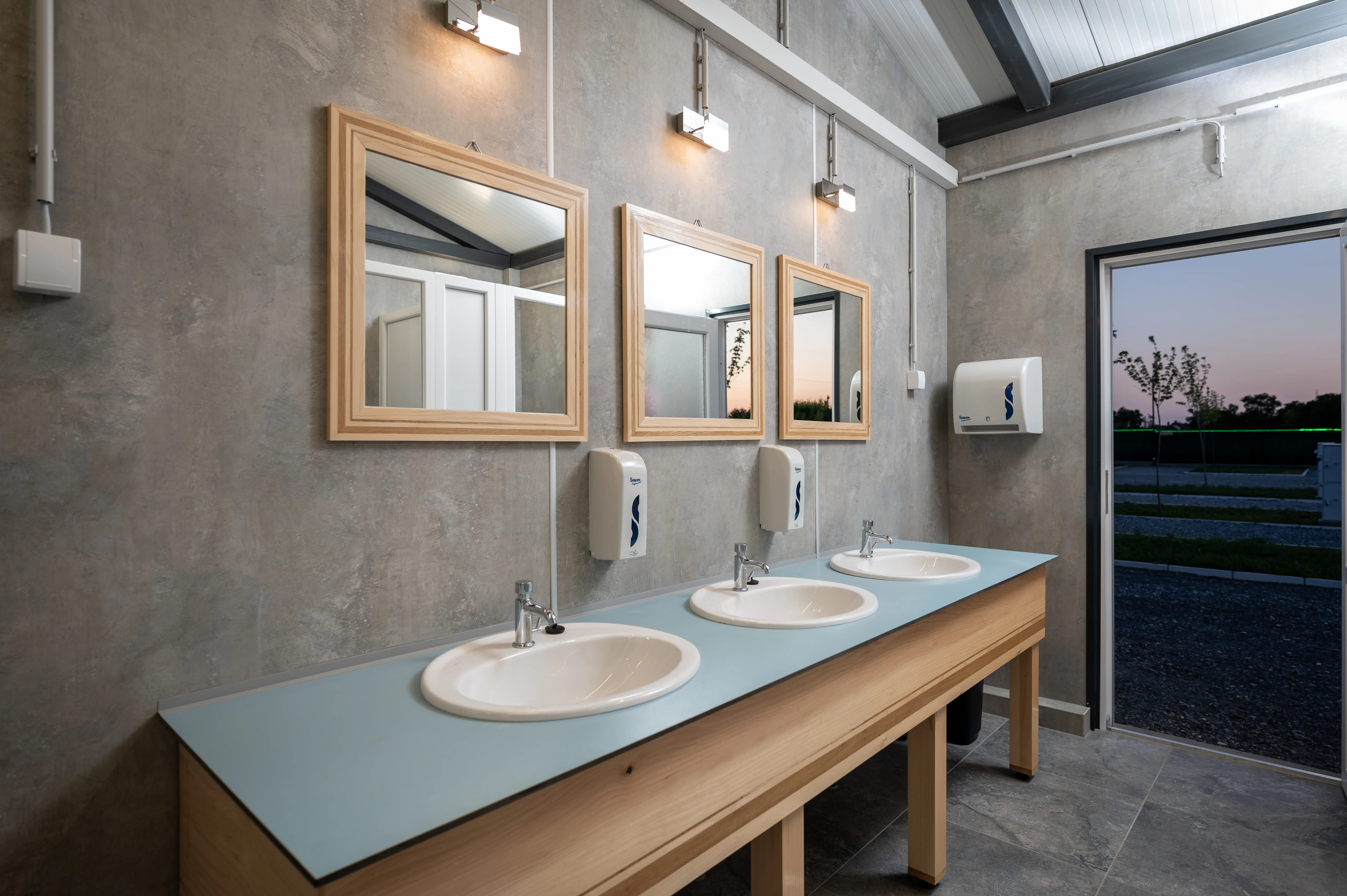 Wohnmobilstellplatz: Spotless sanitary facilities at Camping Palić - modern sinks with mirrors, soap dispensers and hot water. - Camping Palić