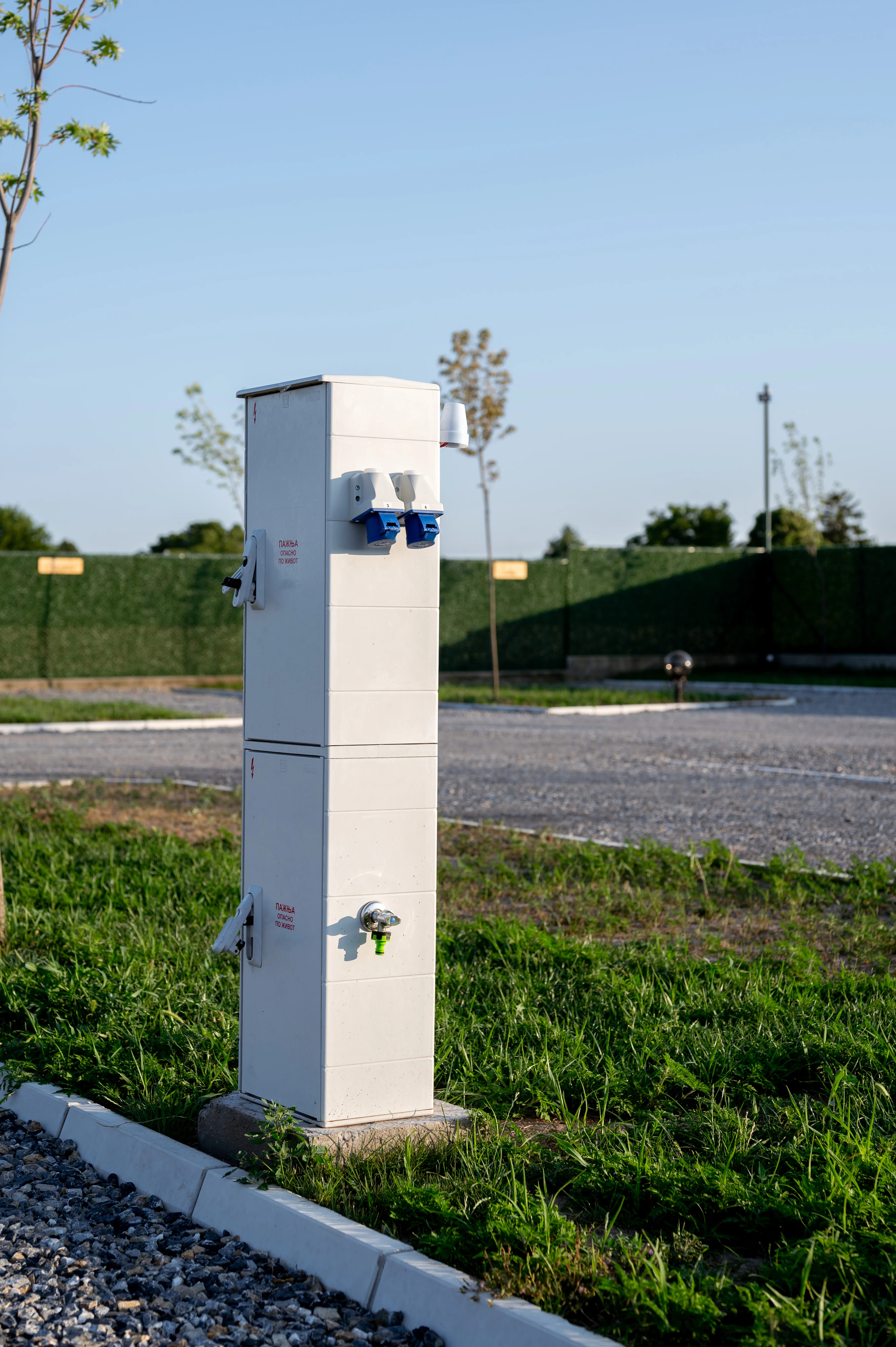 Wohnmobilstellplatz: Pitch utility pedestal: electric hook-ups (CEE sockets) and fresh-water tap for caravans and motorhomes at Camping Palić. - Campingplatz Palić