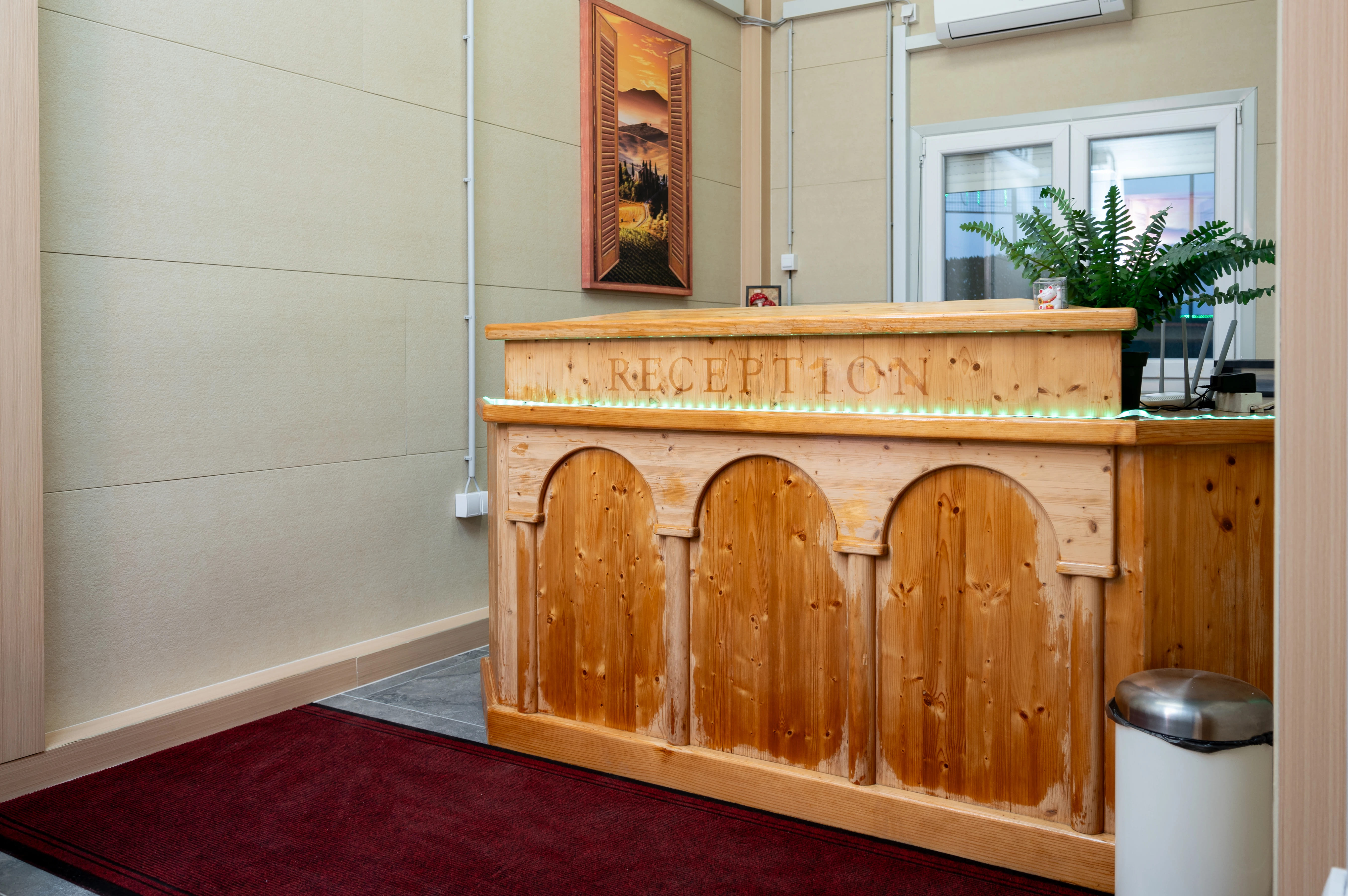 Wohnmobilstellplatz: Wooden reception desk at Camping Palić - friendly check-in and local tips for guests. - Campingplatz Palić