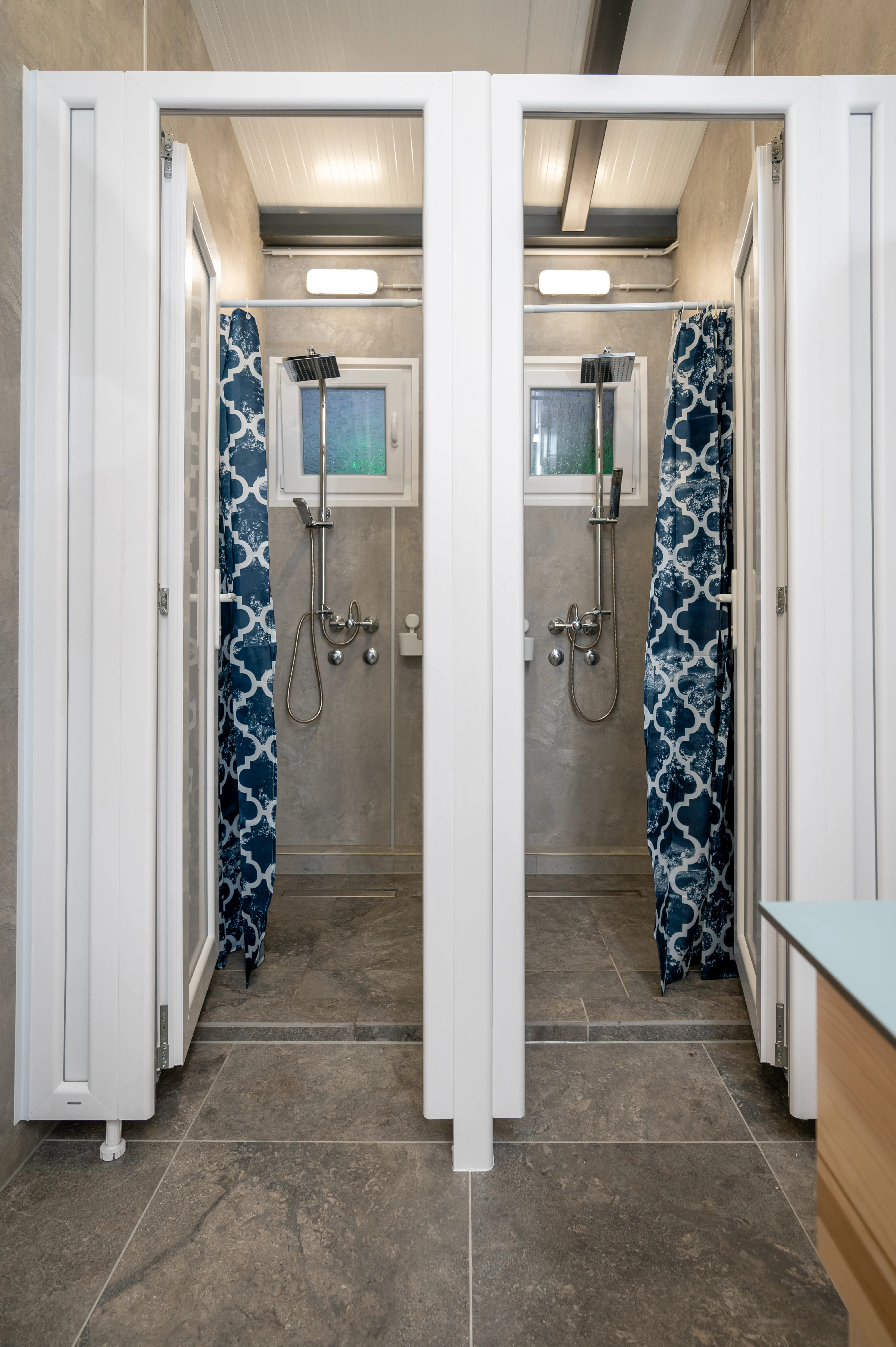 Wohnmobilstellplatz: Clean modern showers with hot water at Camping Palić. - Campingplatz Palić