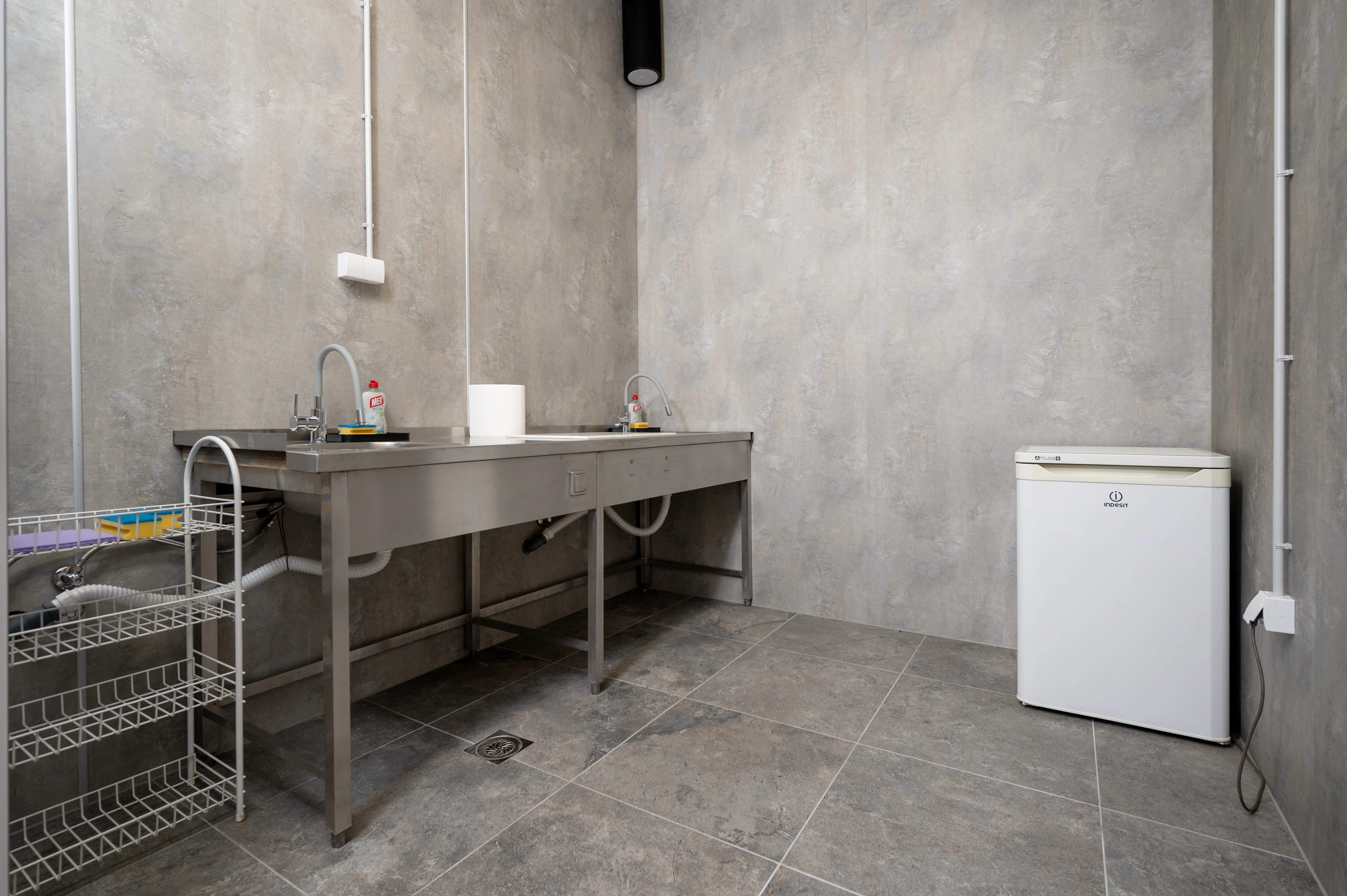 Wohnmobilstellplatz: Dishwashing room with stainless-steel sinks and a practical utility area - clean camp kitchen at Camping Palić. - Campingplatz Palić