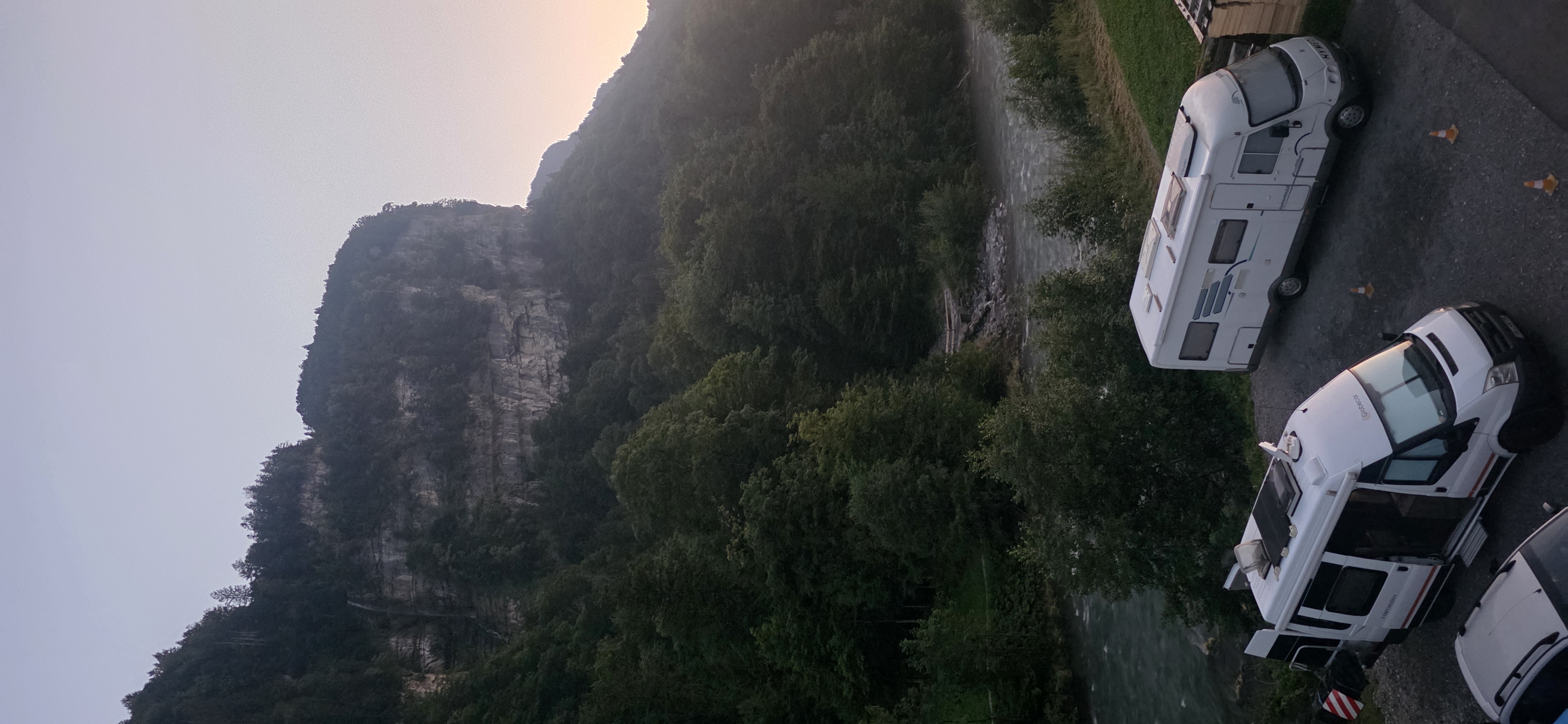 Wohnmobilstellplatz: Platz von oben betrachtet - Camper van spot- Muota River