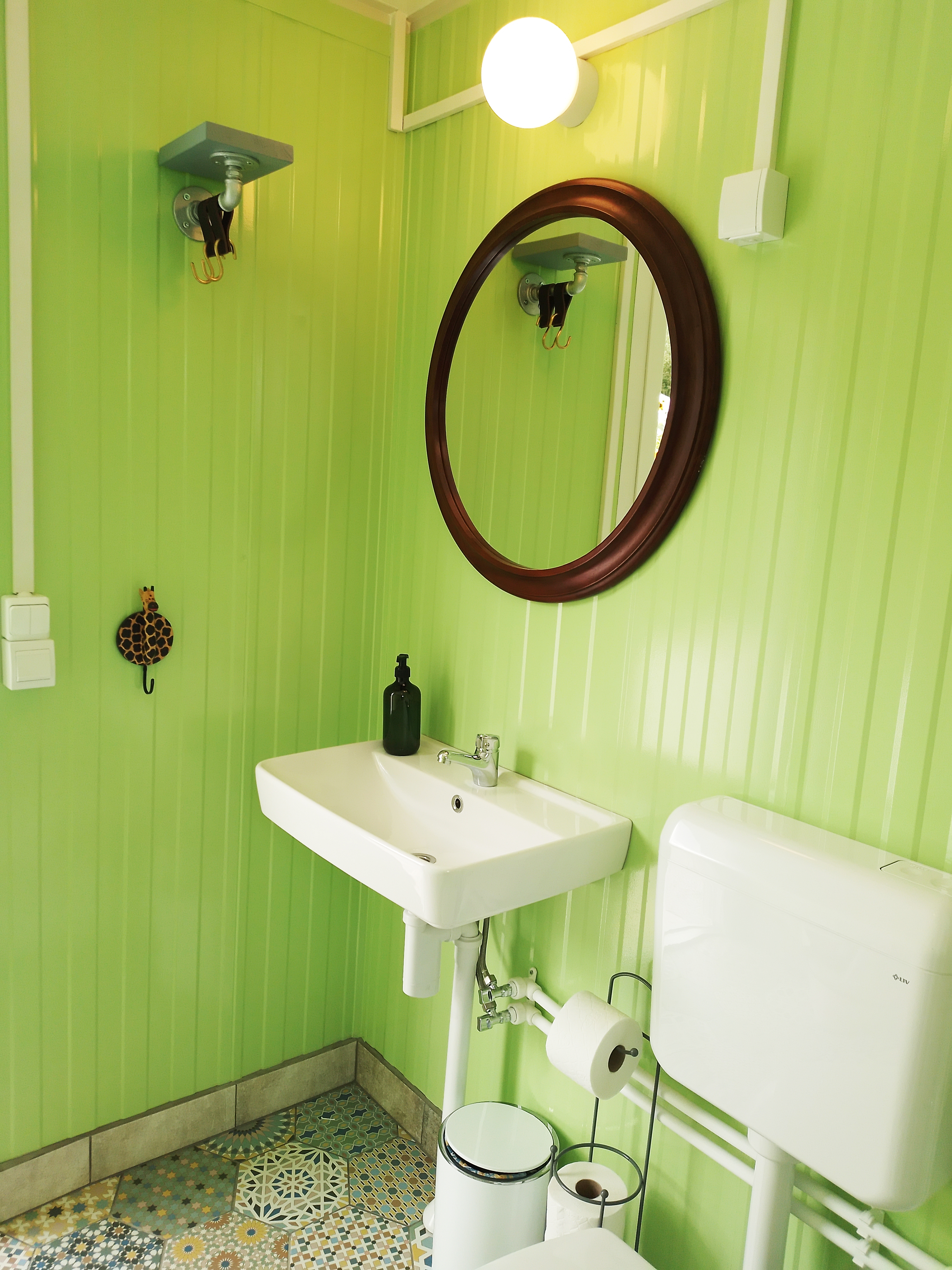 Wohnmobilstellplatz: Moderne, helle Dusche mit Duschwanne, WC und Warmwasser, vielen Haken für Campingutensilien sowie schönen Fliesen und frischen Farben, die zum Verweilen einladen. - Camping Pirol - Sanitario