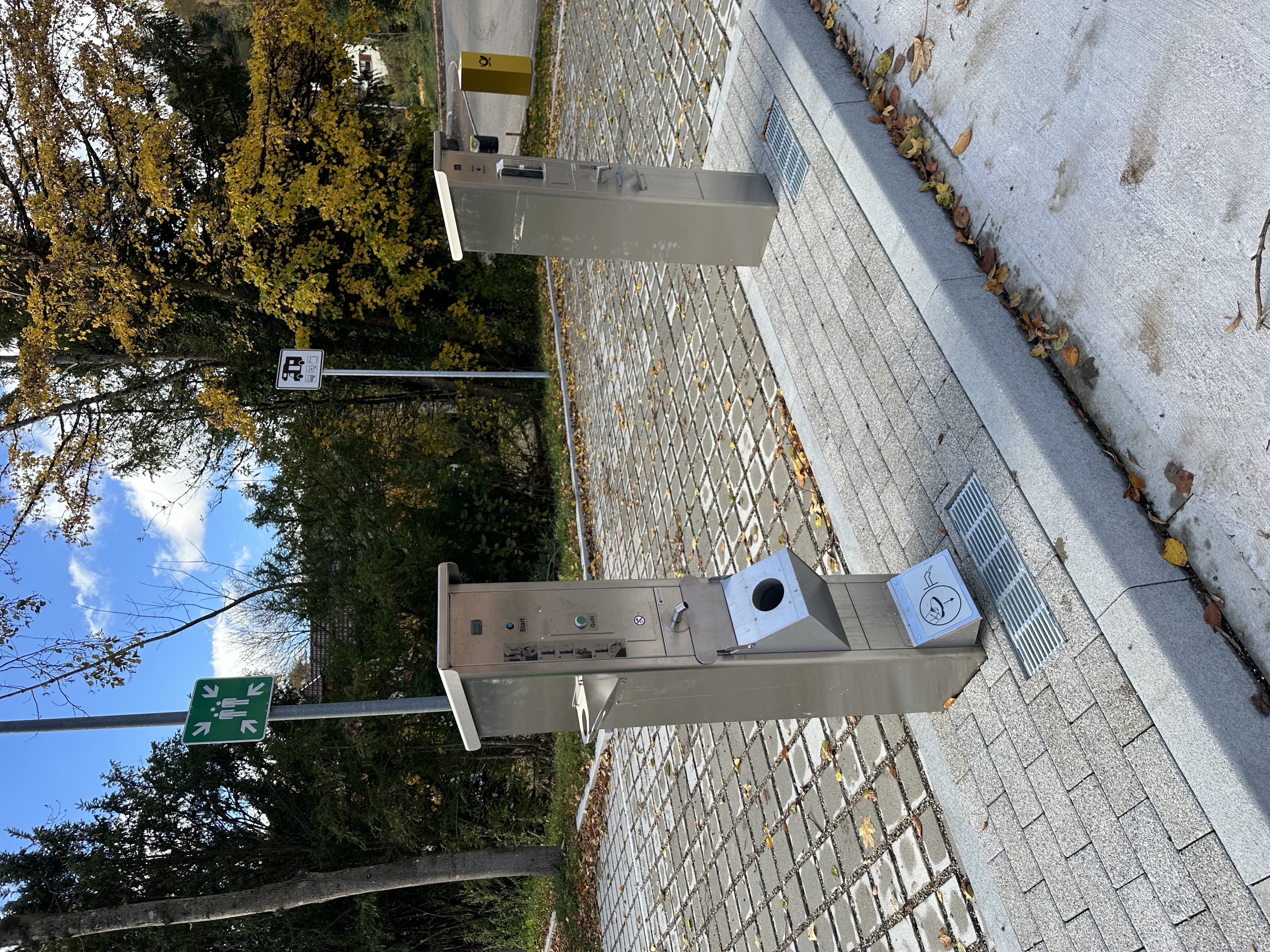 Wohnmobilstellplatz: Auf dem Bild sind die Entsorgungs- und Frischwassersäulen des Wohnmobilstellplatzes H.A.U zu sehen.  - Wohnmobilstellplatz H.A.U. Schramberg