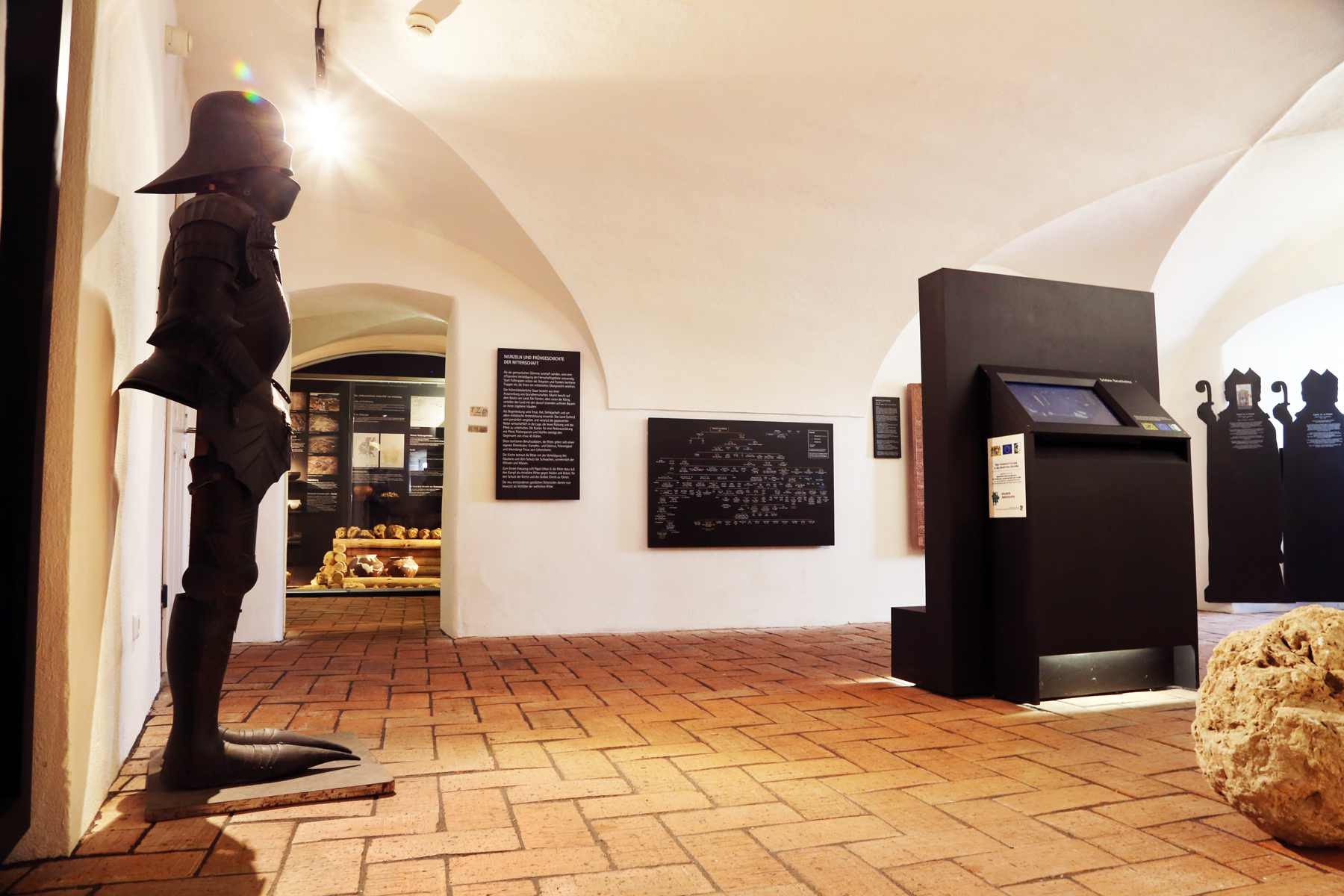 Wohnmobilstellplatz: Geschichte im Burgmuseum hautnah erleben. DAS BURGMUSEUM PARSBERG IST EIN ORT FÜR INTERESSANTE EINBLICKE.
Über der Stadt Parsberg erhebt sich eine Burganlage, deren Geschichte bis ins 13. Jahrhundert zurückreicht. Im unteren Burgteil aus der Mitte des 17. Jahrhunderts befindet sich das Burg-Museum.  - Wohnmobilstellplatz Parsberg - Leisure time, Vicinity