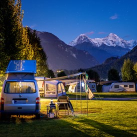 Wohnmobilstellplatz: Nachtstimmung auf dem Camping Lazy Rancho in Interlaken - Camping Lazy Rancho 4