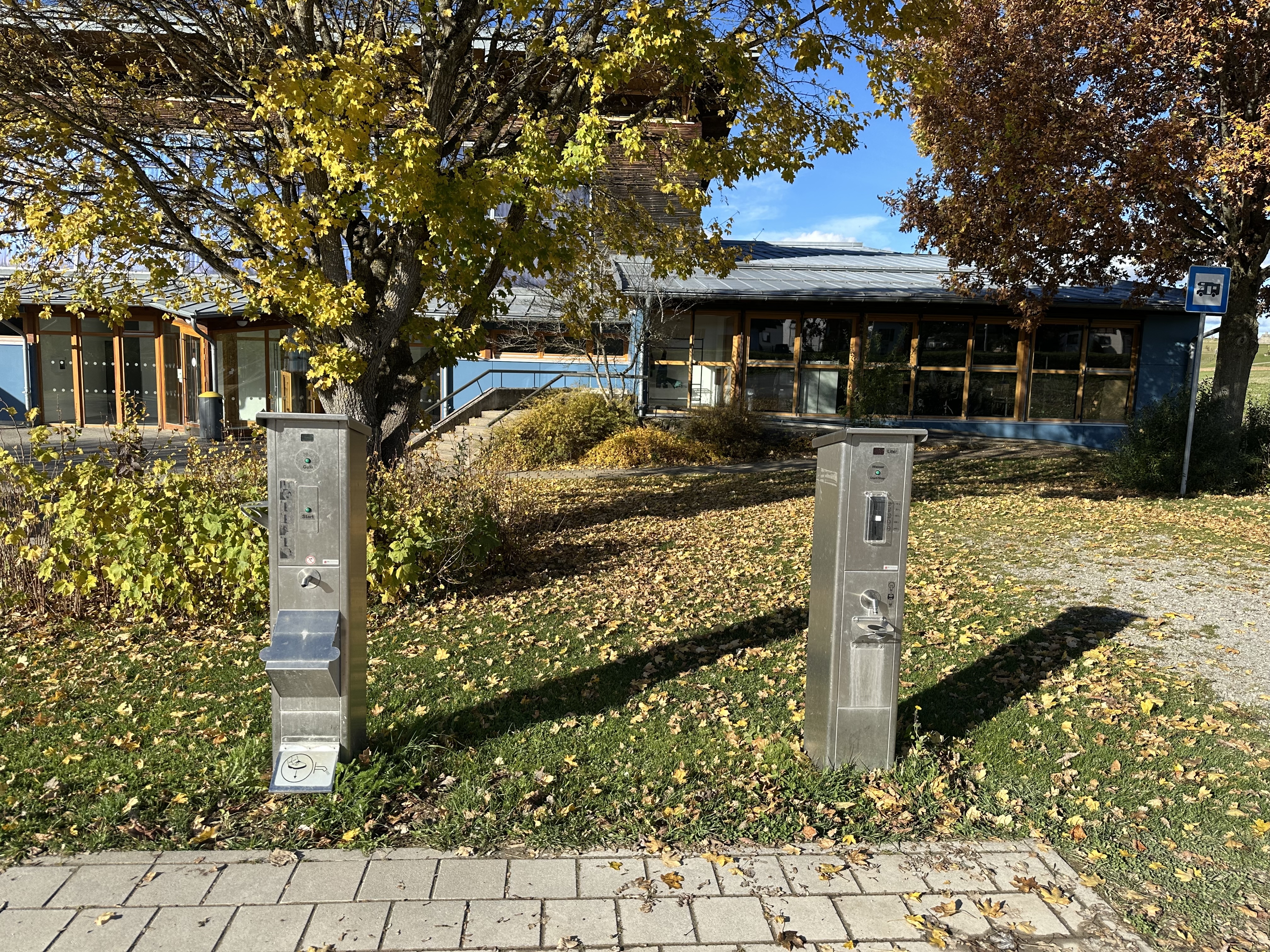 Wohnmobilstellplatz: Auf dem Bild sind die Entsorgungs- und Frischwassersäulen des Wohnmobilstellplatzes Waldmössingen zu sehen.  - Wohnmobilstellplatz Kastellhalle Waldmössingen 