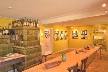 Wohnmobilstellplatz: Weinetiketten Museum des Weinguts - Weingut Dr. Schneider
