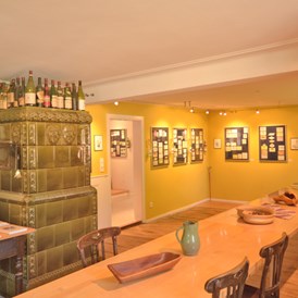 Wohnmobilstellplatz: Weinetiketten Museum des Weinguts - Weingut Dr. Schneider