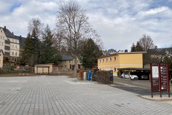 Wohnmobilstellplatz: Blick auf den modernisierten Stellplatz mit gepflastertem Untergrund. - Stellplatz Uferstraße Schwarzenberg