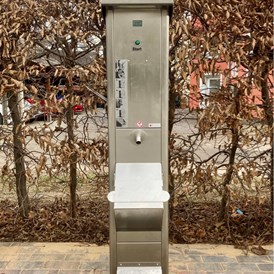 Wohnmobilstellplatz: Entsorgungsautomat für Bordtoilette und Grauwasser, ein Bodeneinlass ist außerdem vorhanden. - Stellplatz Uferstraße Schwarzenberg