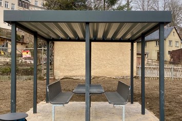 Wohnmobilstellplatz: Überdachte Sitzgruppe für eine Pause im Freien. - Stellplatz Uferstraße Schwarzenberg