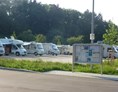 Reisemobilstellplatz: komfortable Parzellen, großzügige Rangierwege, Infovitrine - Reisemobilstellplatz bei der Waldsee-Therme