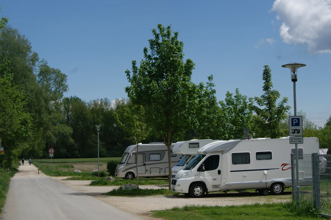 Wohnmobilstellplatz: Wohnmobilstellplatz beim Naturbad Aachtal