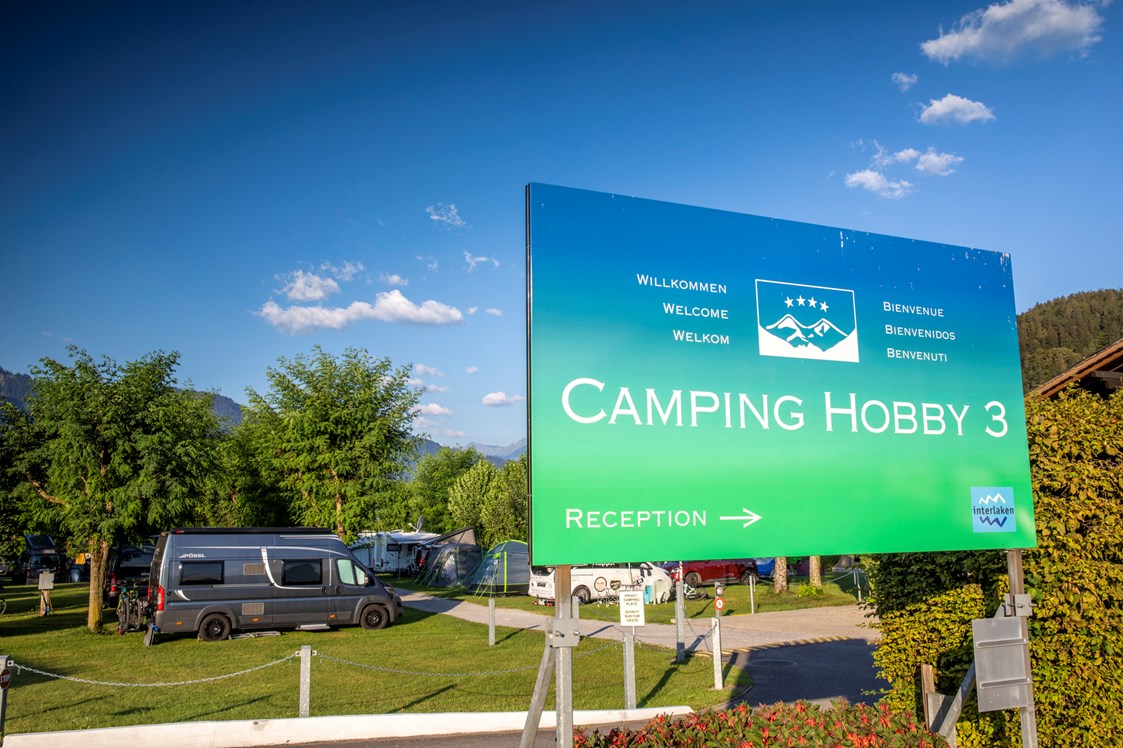 Wohnmobilstellplatz: Einfahrt Camping - Camping Hobby 3