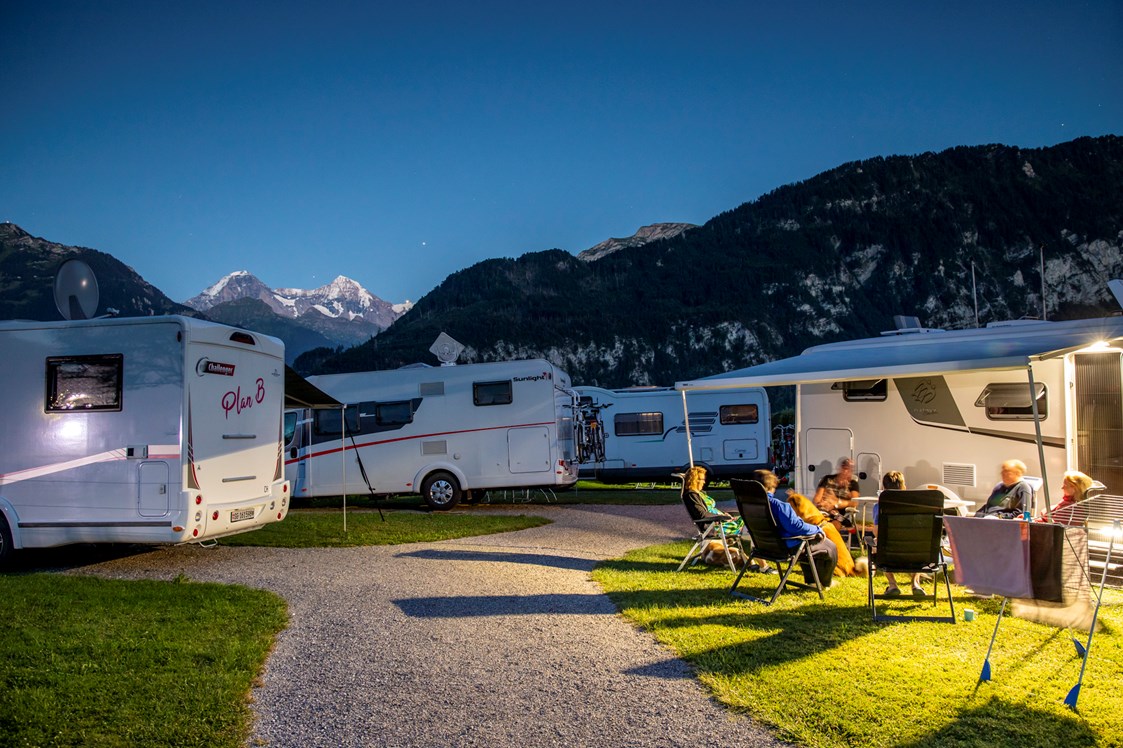 Wohnmobilstellplatz: Abendstimmung mit Sicht auf Eiger und Mönch - Camping Hobby 3