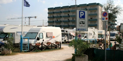 Place de parking pour camping-car - Art des Stellplatz: eigenständiger Stellplatz - Santa Lucia - Homepage http://www.areasostaitalia.it - Area di sosta camper