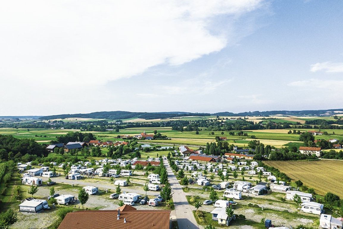 Reisemobilstellplatz: Die einzigartige Lage inmitten einer reizvollen Landschaft mit eigenen Badeseen, den Spitzenkomfort der Stellplätze sowie ein breit gefächertes Angebot mit Gastronomie und großzügigem Wellnessbereich. Rund ums CAMP finden Sie zudem zahlreiche Möglichkeiten, das Rottal aktiv zu erkunden. - Vital CAMP Bayerbach