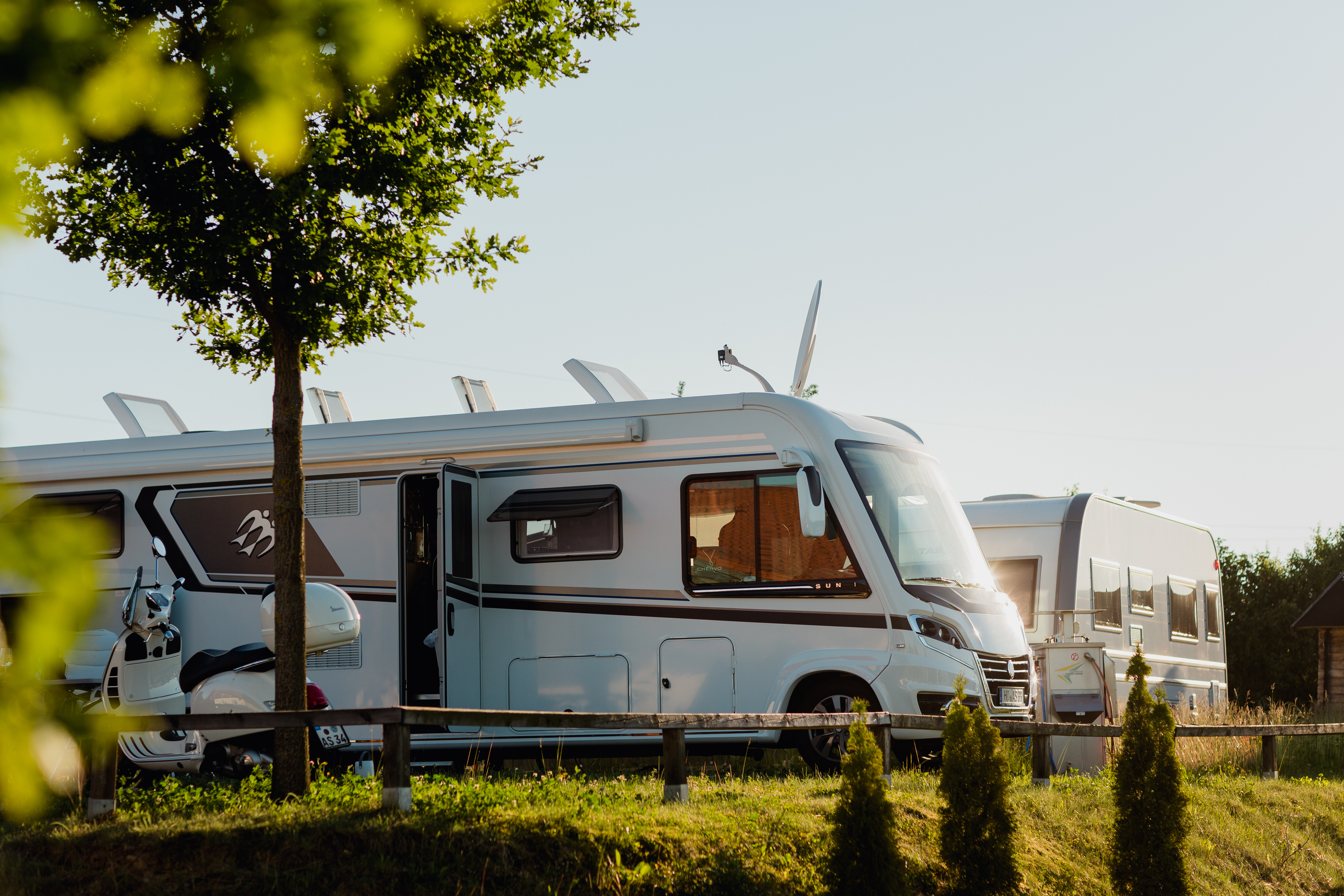 Wohnmobilstellplatz: Die großzügigen, terrassenförmig angelegten Stellplätze bieten viel Raum für entspannte Urlaubstage. Eigene Versorgungssäulen mit Frisch- und Abwasser sowie Stromanschluss sorgen für Komfort direkt an der Parzelle.
 - Vital CAMP Bayerbach - Emplacements