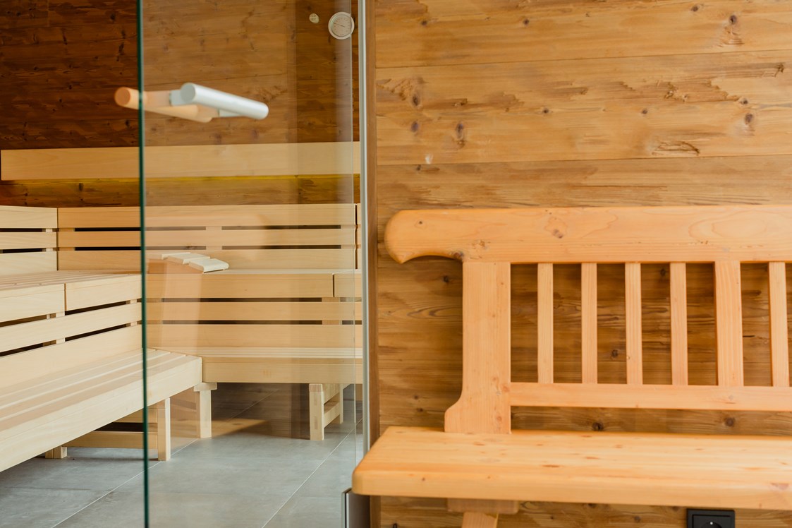 Wohnmobilstellplatz: Gönnen Sie sich eine Auszeit in der liebevoll angelegten SaunaWelt und spüren Sie, wie die Wärme und die anschließende Ruhephase Ihrem Körper neue Leichtigkeit verleihen. Nehmen Sie sich die Zeit für behagliche Stunden und regenerieren Sie Geist und Seele – egal, ob in der neuen Außensauna mit Panoramaverglasung (Foto), in der Bio-Sauna, der behaglichen Finnischen Sauna, im Tepidarium oder im Rasulbad. Hier schalten Sie vom Alltag ab. Nahtlose Bräune und textilfreies Sonnenbaden ermöglicht die neue Sonnenterrasse im Außenbereich der SaunaWelt.  - Vital CAMP Bayerbach