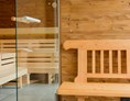 Wohnmobilstellplatz: Gönnen Sie sich eine Auszeit in der liebevoll angelegten SaunaWelt und spüren Sie, wie die Wärme und die anschließende Ruhephase Ihrem Körper neue Leichtigkeit verleihen. Nehmen Sie sich die Zeit für behagliche Stunden und regenerieren Sie Geist und Seele – egal, ob in der neuen Außensauna mit Panoramaverglasung (Foto), in der Bio-Sauna, der behaglichen Finnischen Sauna, im Tepidarium oder im Rasulbad. Hier schalten Sie vom Alltag ab. Nahtlose Bräune und textilfreies Sonnenbaden ermöglicht die neue Sonnenterrasse im Außenbereich der SaunaWelt.  - Vital CAMP Bayerbach