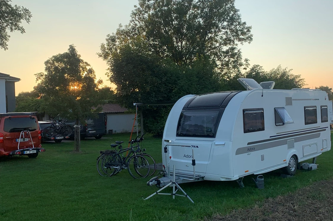 Wohnmobilstellplatz: Campingwiese direkt am Weingut.  - Meyerhof - Weingut, Vinothek & Gästehaus