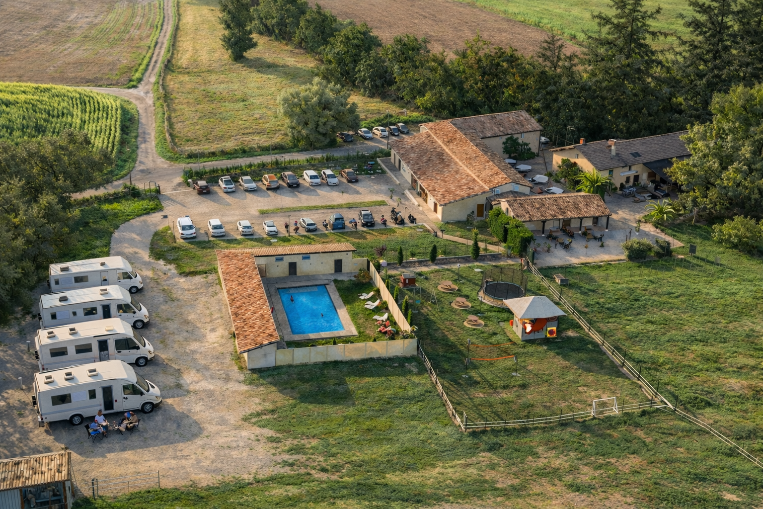 Reisemobilstellplatz - Frankreich - Vue aérienne des emplacements de camping-car à côté de l'hôtel - Le Moulin de la Brevette