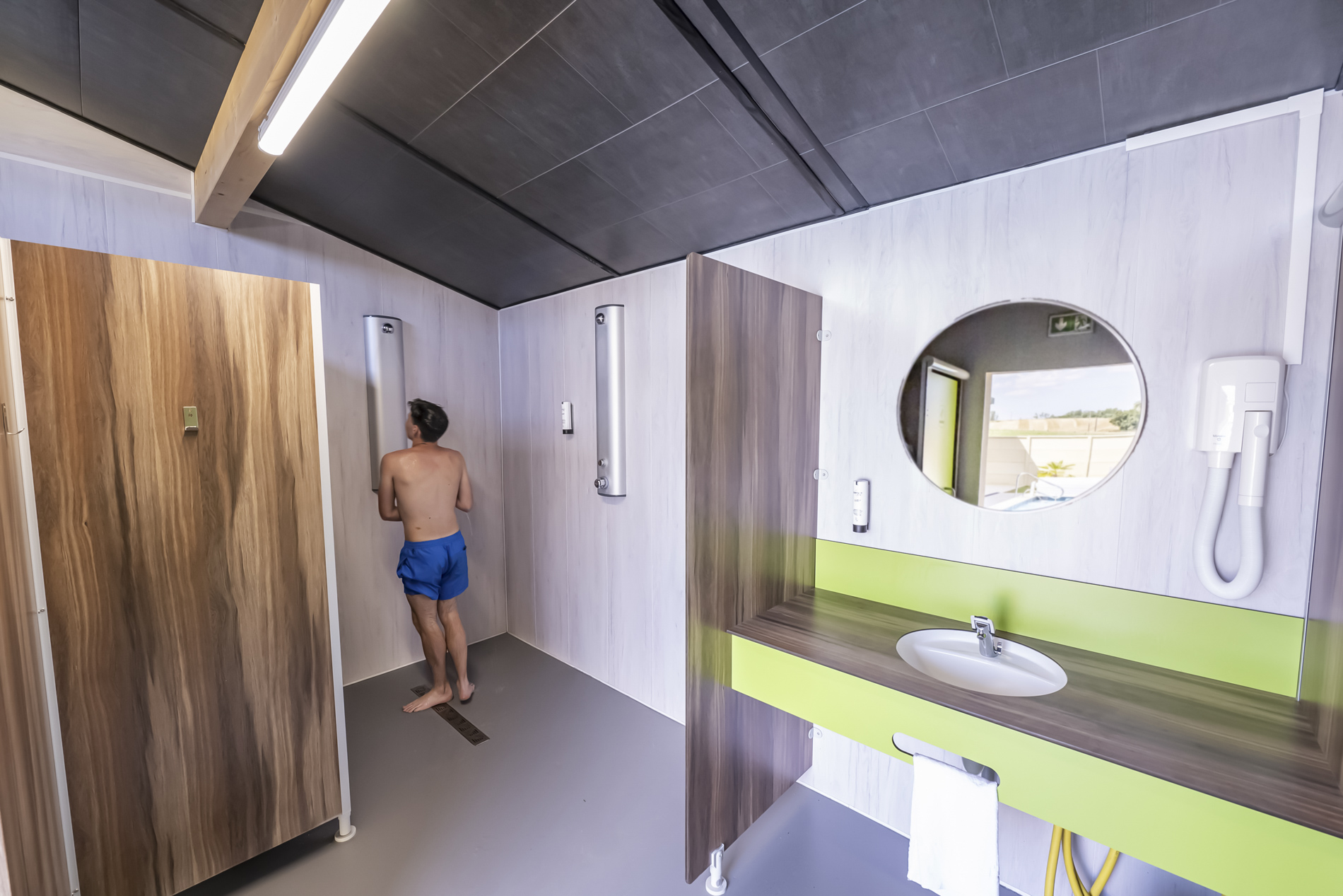 Wohnmobilstellplatz: Douche de la piscine - Le Moulin de la Brevette - Sanitario