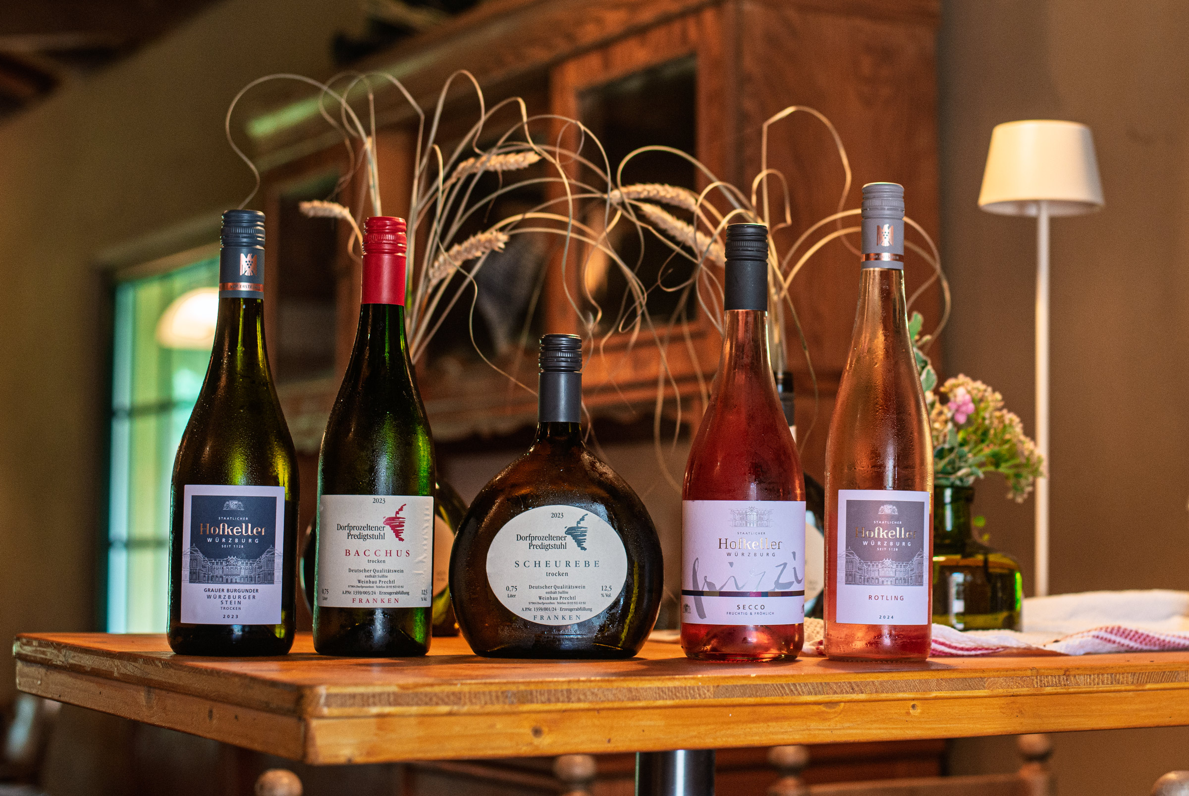 Wohnmobilstellplatz: Im Hofladen und der Weinlaube gibt es guten Wein günstig. - Gänsewiese Hof Wehdebrock