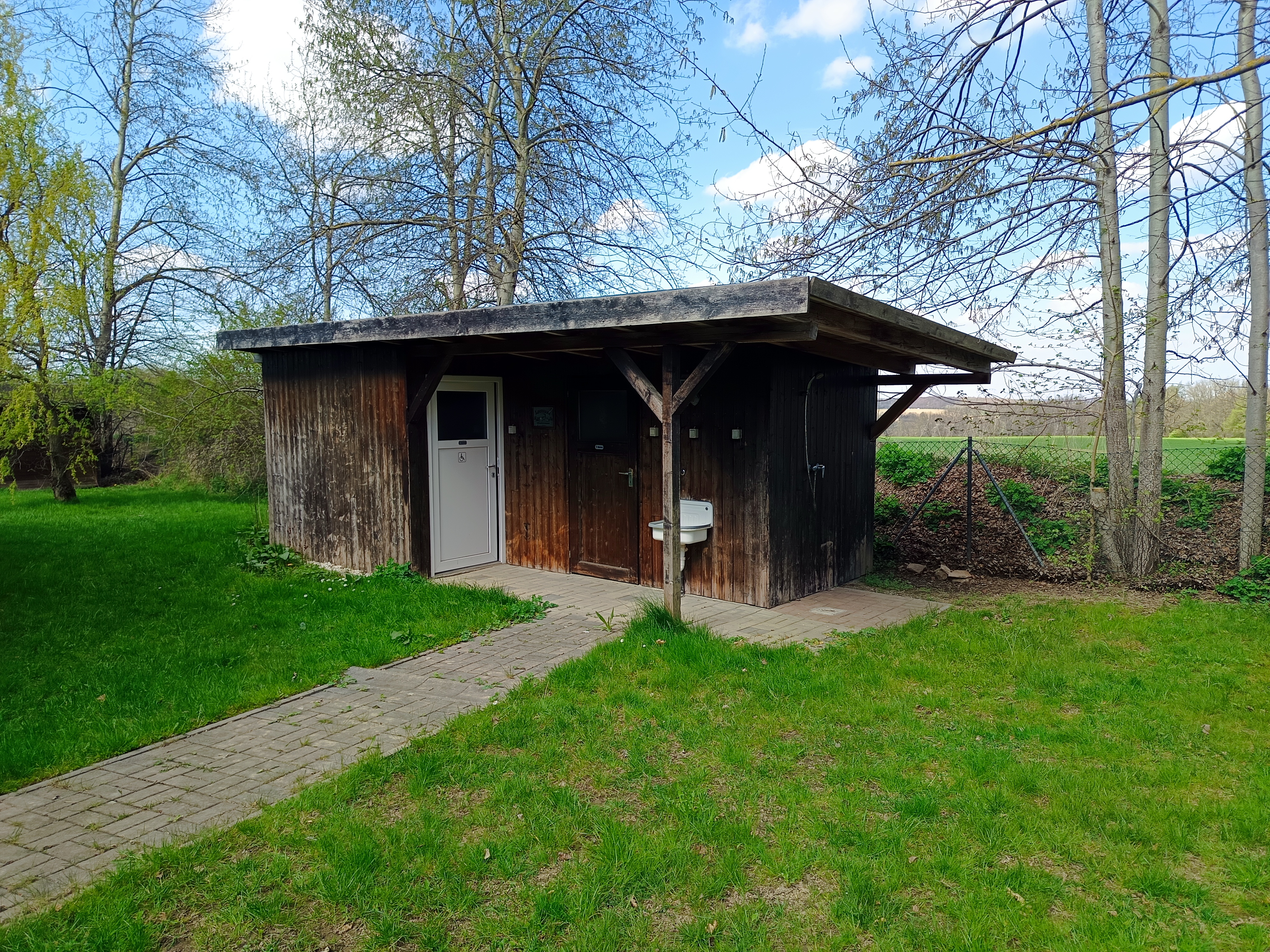 Reisemobilstellplatz - Heidersdorf - Gesamtansicht Toiletten und Außendusche - 4Pfoten - Bluesfarm
