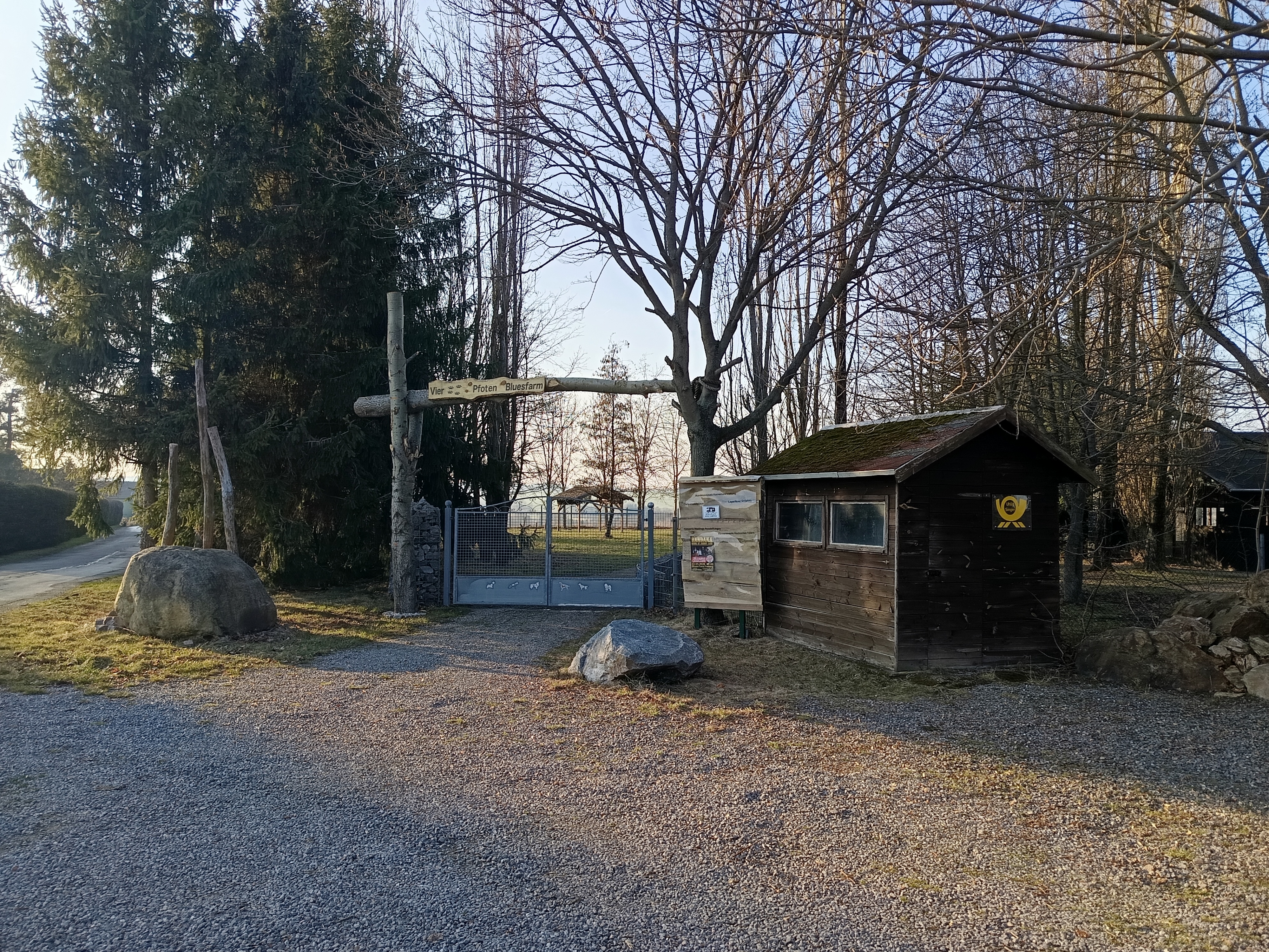 kampeerplaats voor campers - Heidersdorf - Eingang - vier Pfoten - Bluesfarm