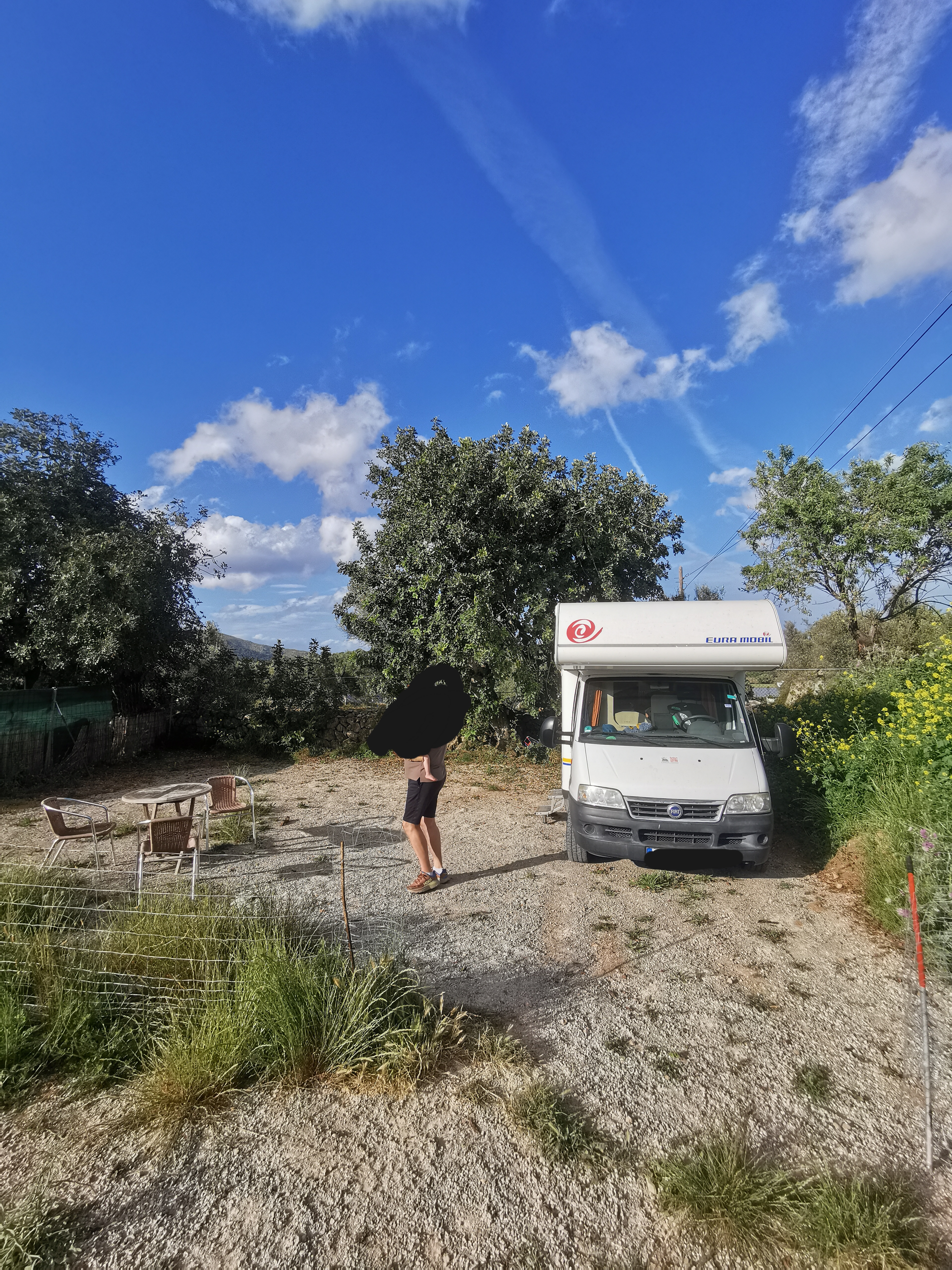 Reisemobilstellplatz: Wir waren Anfang Mai die Einzigen hier und hatten super viel Platz, auch Stühle und ein Tisch standen zur Verfügung.  - Mallorca finca love