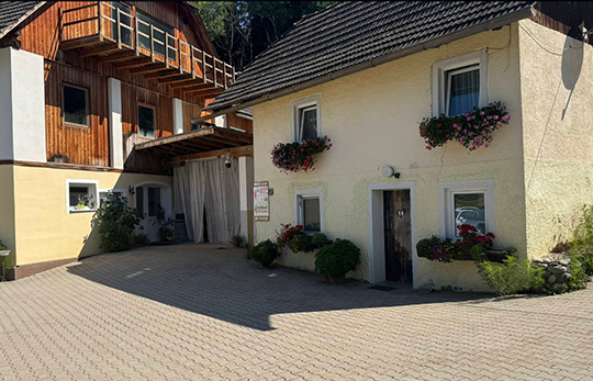 área camper - Klagenfurt - Hof Innen, Waschhaus, Rezeption - CAMPING-LÄNGSEE Stellplatz Bergschusterhof