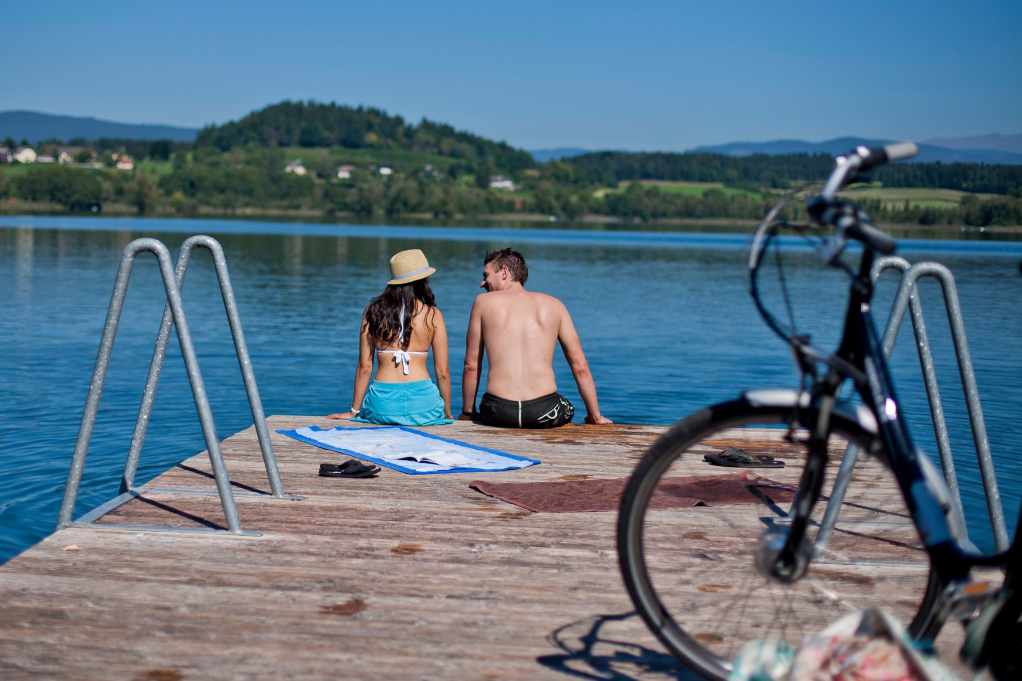 Wohnmobilstellplatz: Strandbad Längsee - Baden im Sommer, Saunieren und Eislaufen (wenn zugefroren und frei gegeben) im Winter - CAMPING-LÄNGSEE Stellplatz Bergschusterhof - Tiempo libre, Vecindad